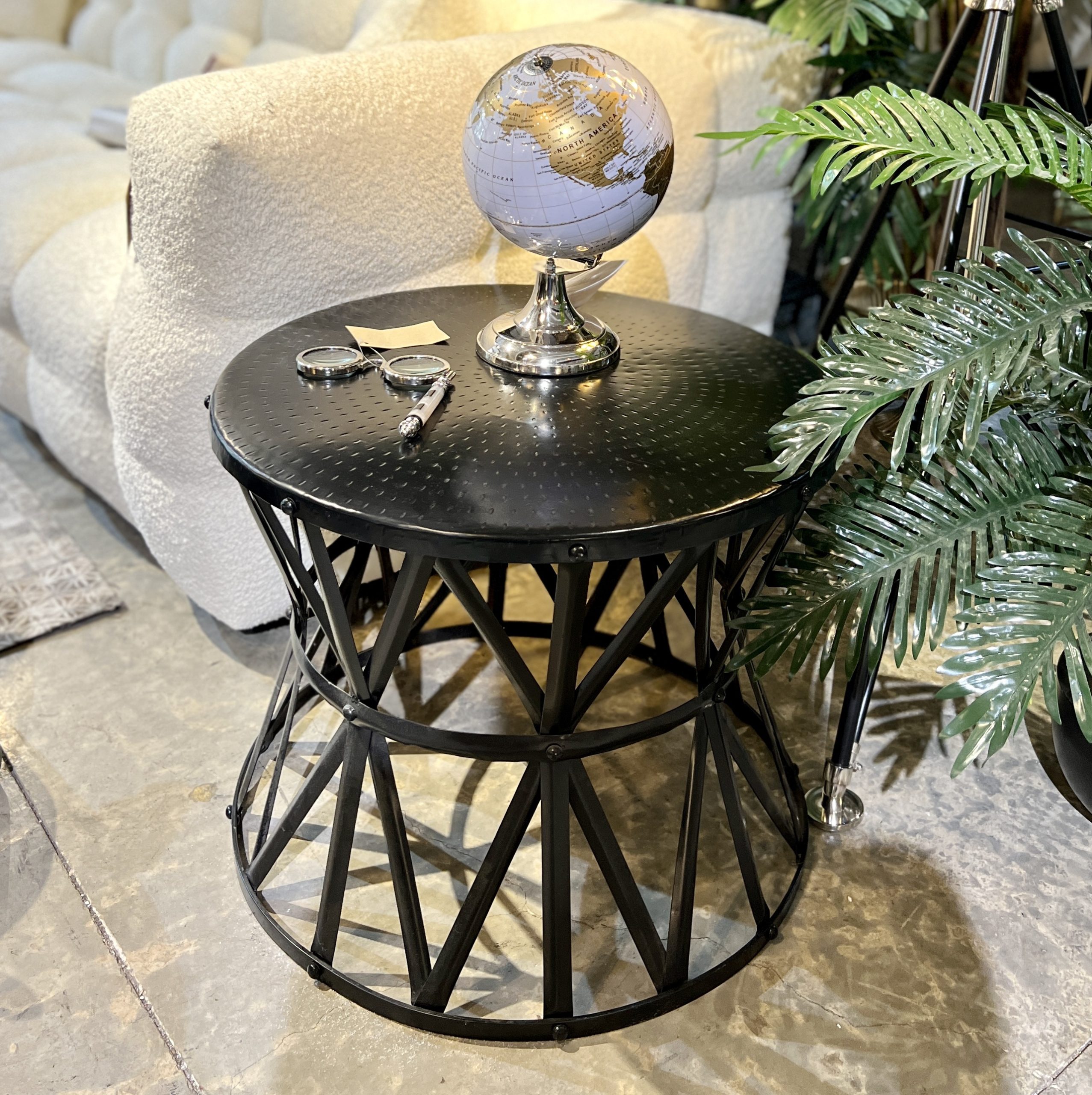 שולחן צד ברזל שחור שולחן צד ברזל שחור