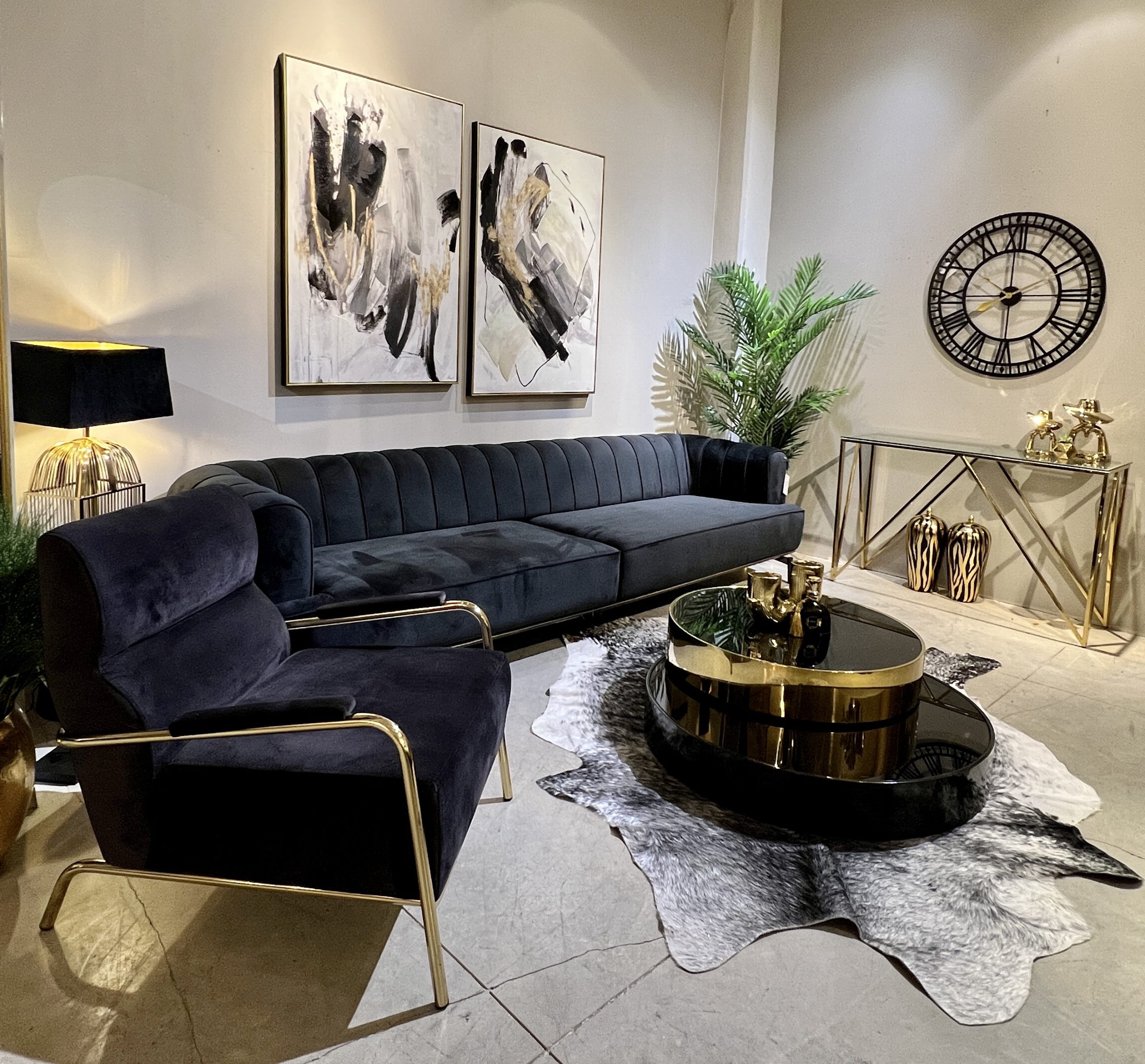 כורסא יוקרתית בד קטיפה שחור ידיות זהב דגם מטאל כורסא יוקרתית בד קטיפה שחור ידיות זהב דגם מטאל