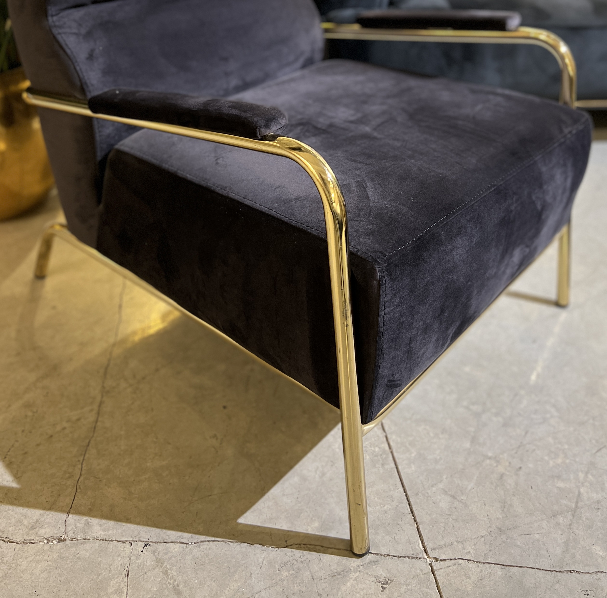 כורסא יוקרתית בד קטיפה שחור ידיות זהב דגם מטאל כורסא יוקרתית בד קטיפה שחור ידיות זהב דגם מטאל