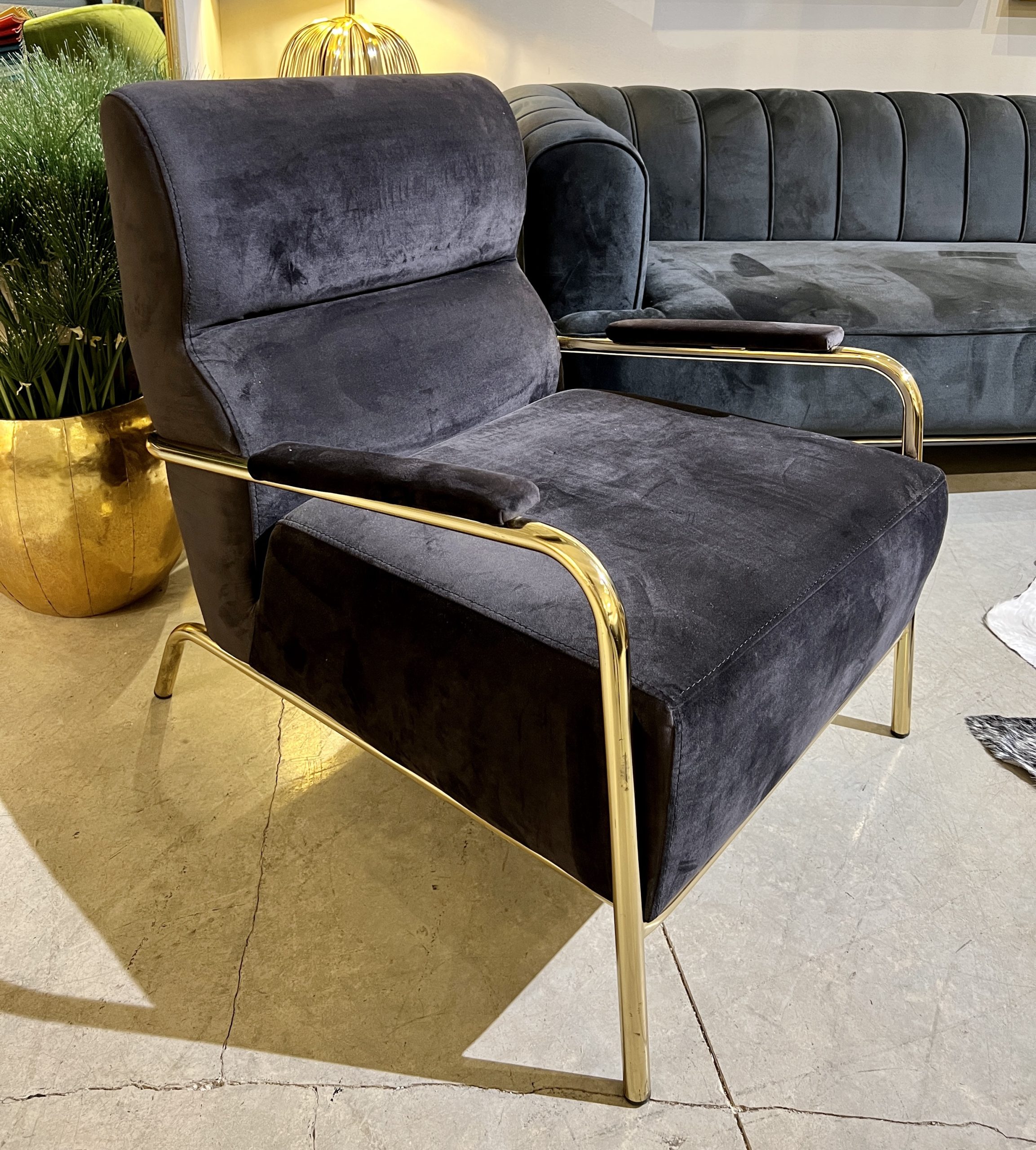 כורסא יוקרתית בד קטיפה שחור ידיות זהב דגם מטאל כורסא יוקרתית בד קטיפה שחור ידיות זהב דגם מטאל