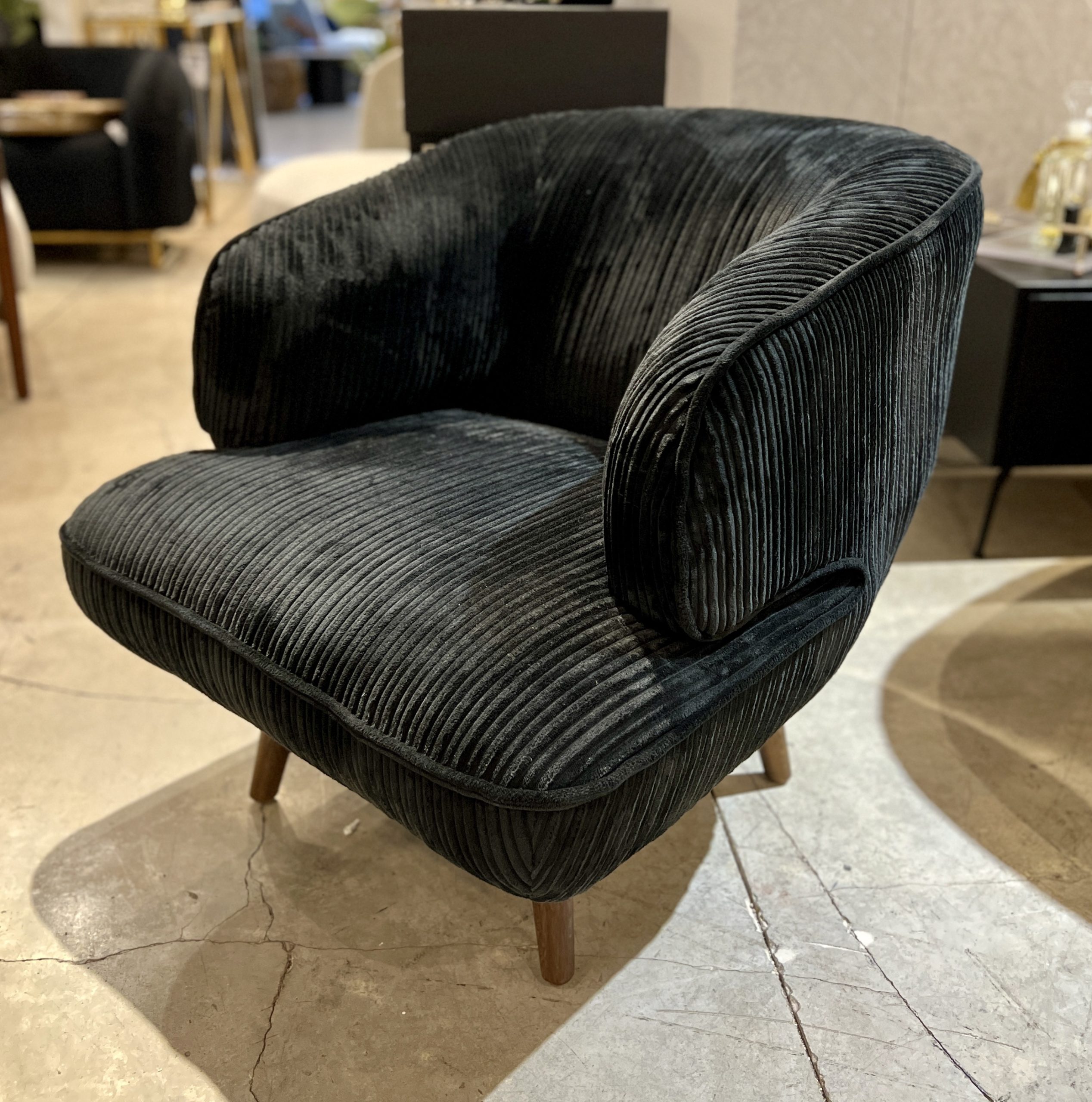 כורסא מעוצבת בבד קורדרוי שחור דגם תמיר כורסא מעוצבת בבד קורדרוי שחור דגם תמיר