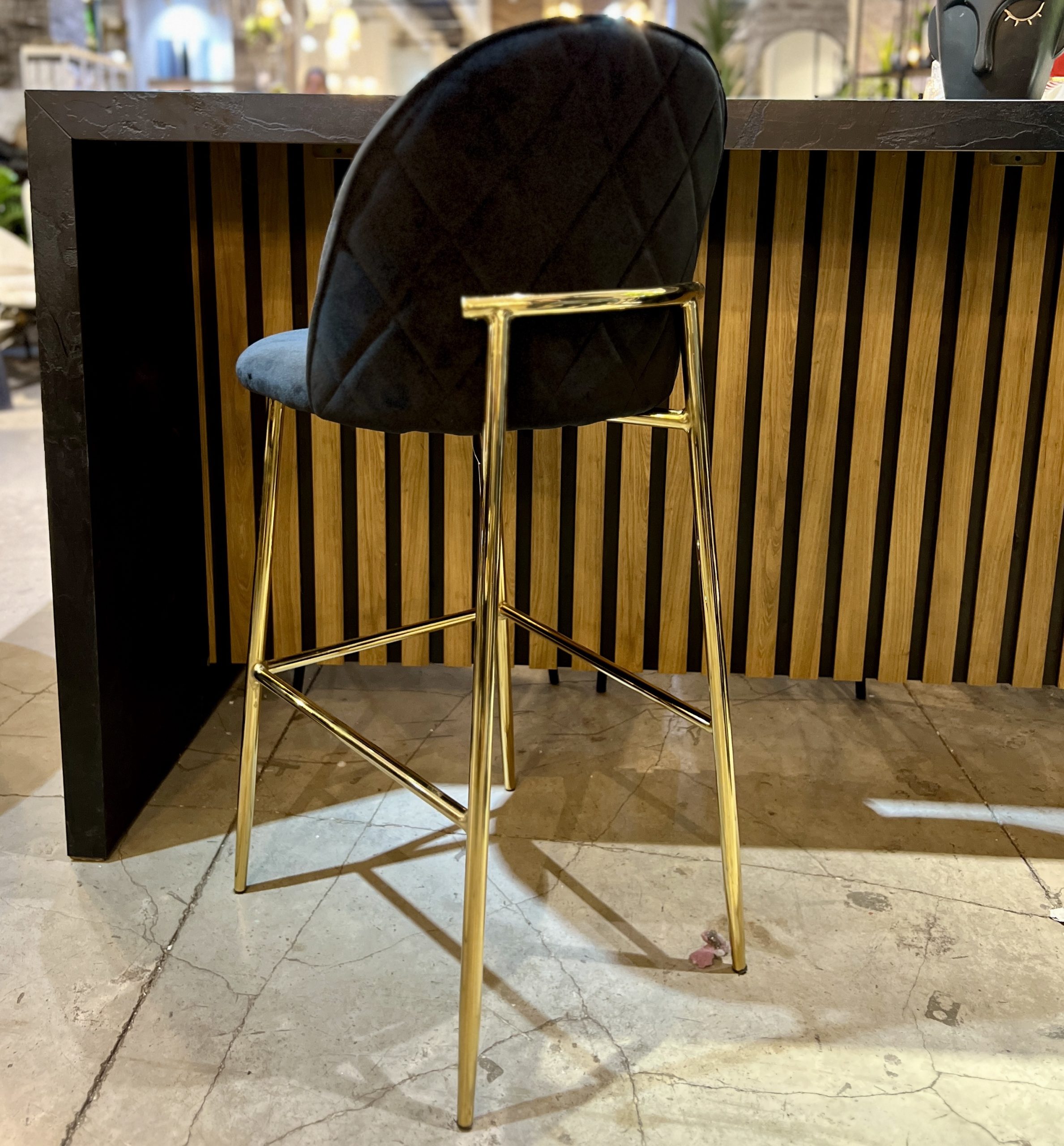 כיסא בר דגם רויאל קטיפה שחור רגל זהב כיסא בר דגם רויאל קטיפה שחור רגל זהב