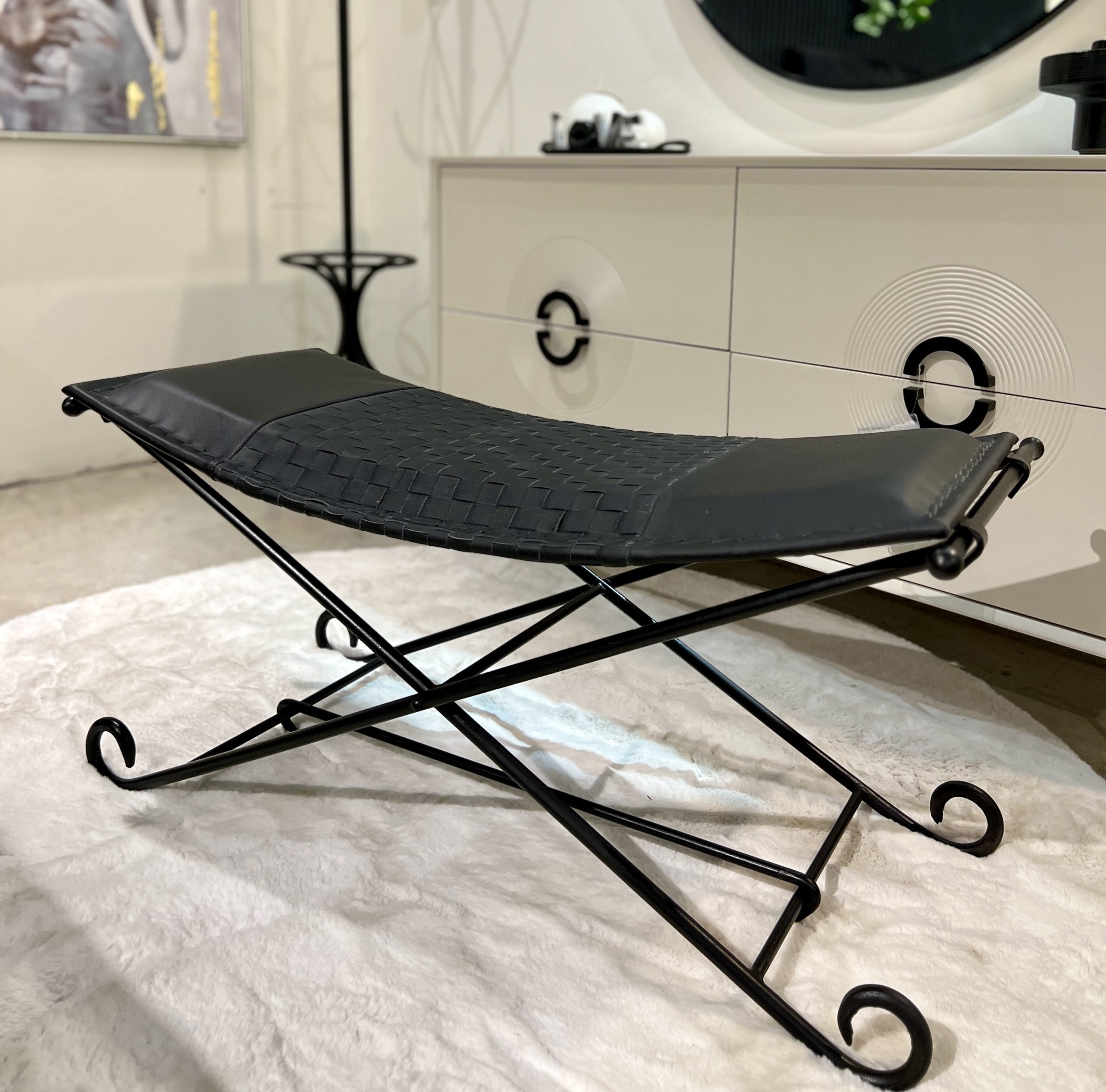 הדום דגם אמבסדור מלבני עור בופאלו שחור הדום דגם אמבסדור מלבני עור בופאלו שחור