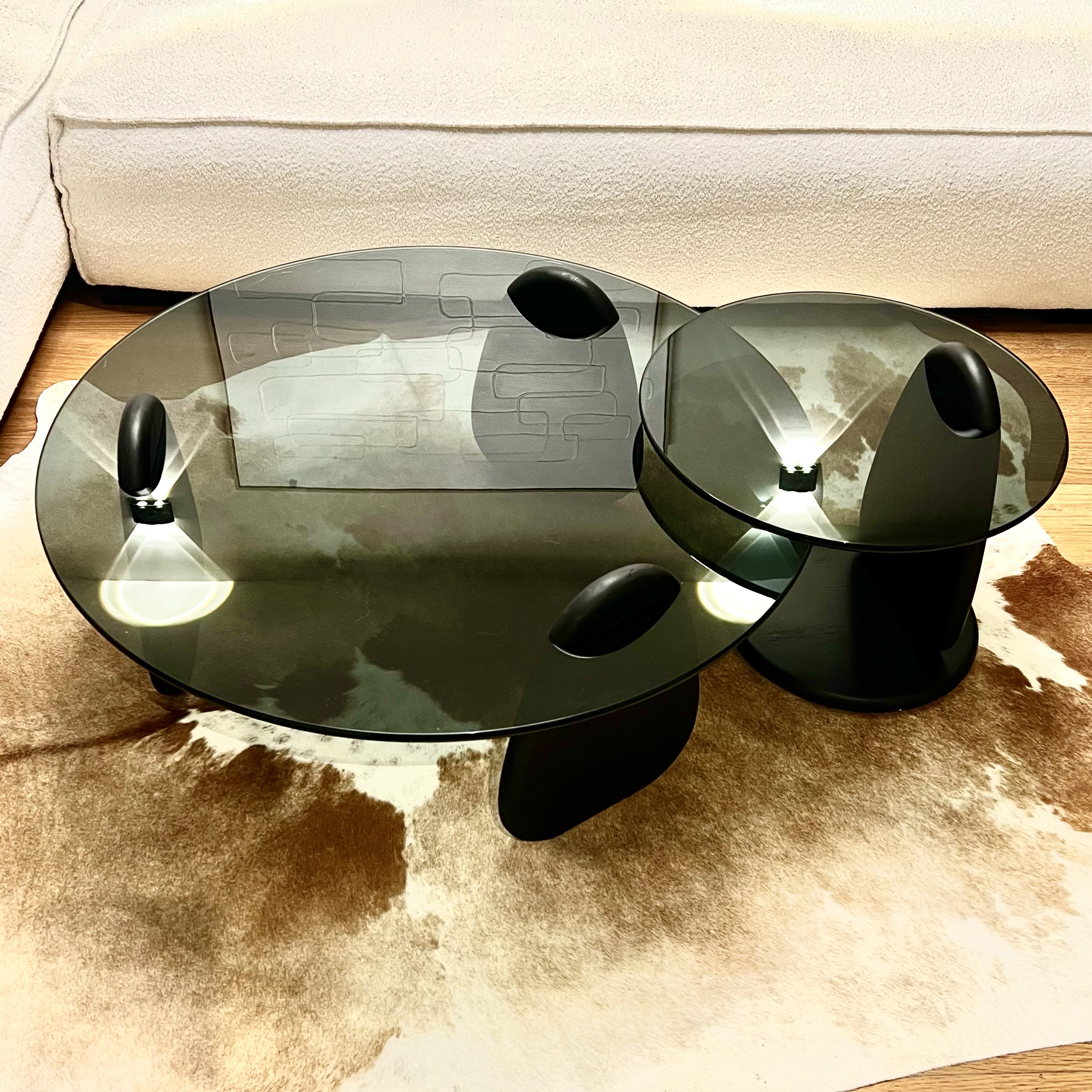 סט שולחנות סלון עגולים זכוכית כהה רגליים חודרות דגם קימי סט שולחנות סלון עגולים זכוכית כהה רגליים חודרות דגם קימי