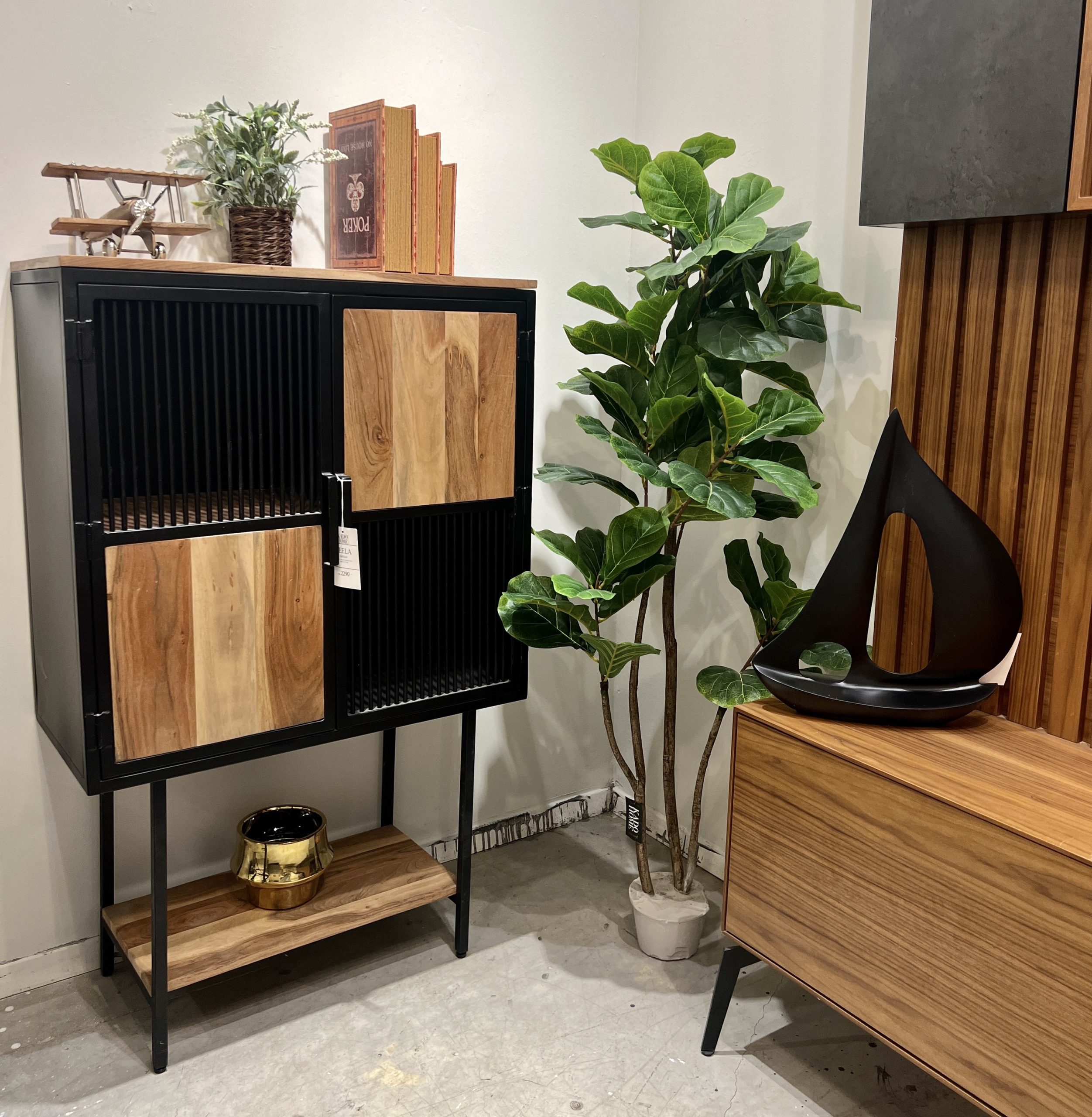 ארונית עץ שיטה דלתות פסים ברזל שחור דגם "לילה" ארונית עץ שיטה דלתות פסים ברזל שחור דגם "לילה"