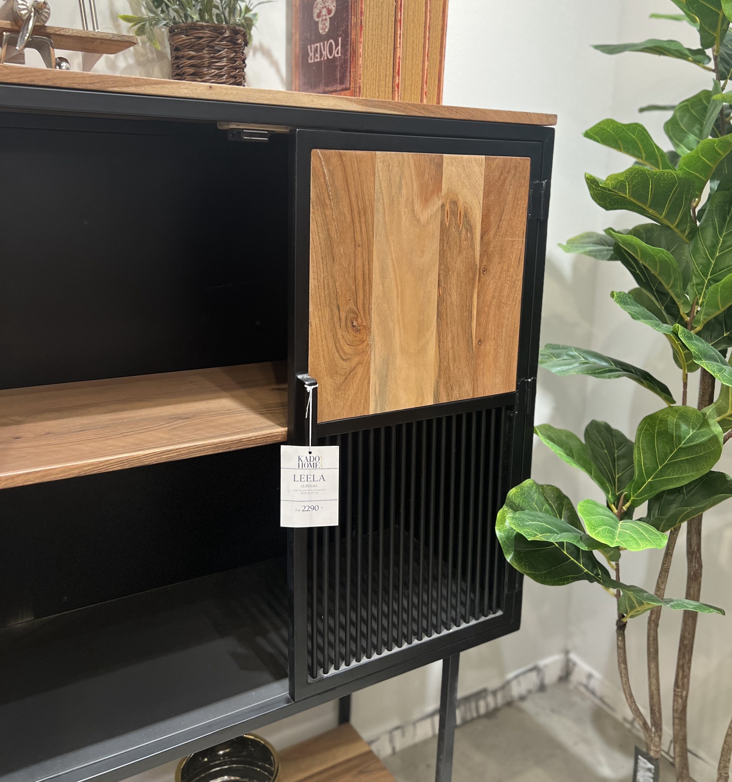 ארונית עץ שיטה דלתות פסים ברזל שחור דגם "לילה" ארונית עץ שיטה דלתות פסים ברזל שחור דגם "לילה"