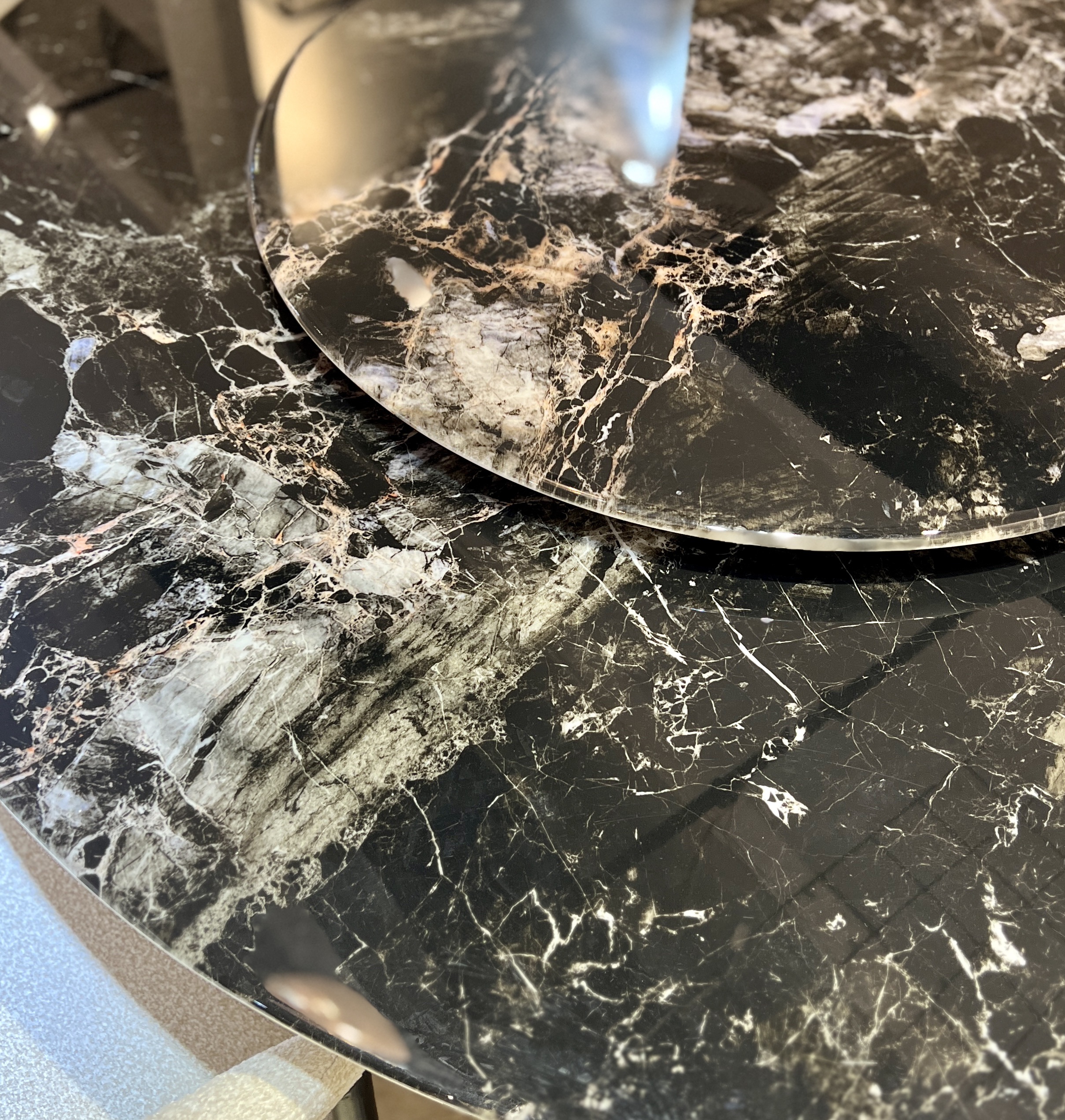 שולחן אוכל עגול מרבל שחור רגל שחור מוברש דגם קימי שולחן אוכל עגול מרבל שחור רגל שחור מוברש דגם קימי