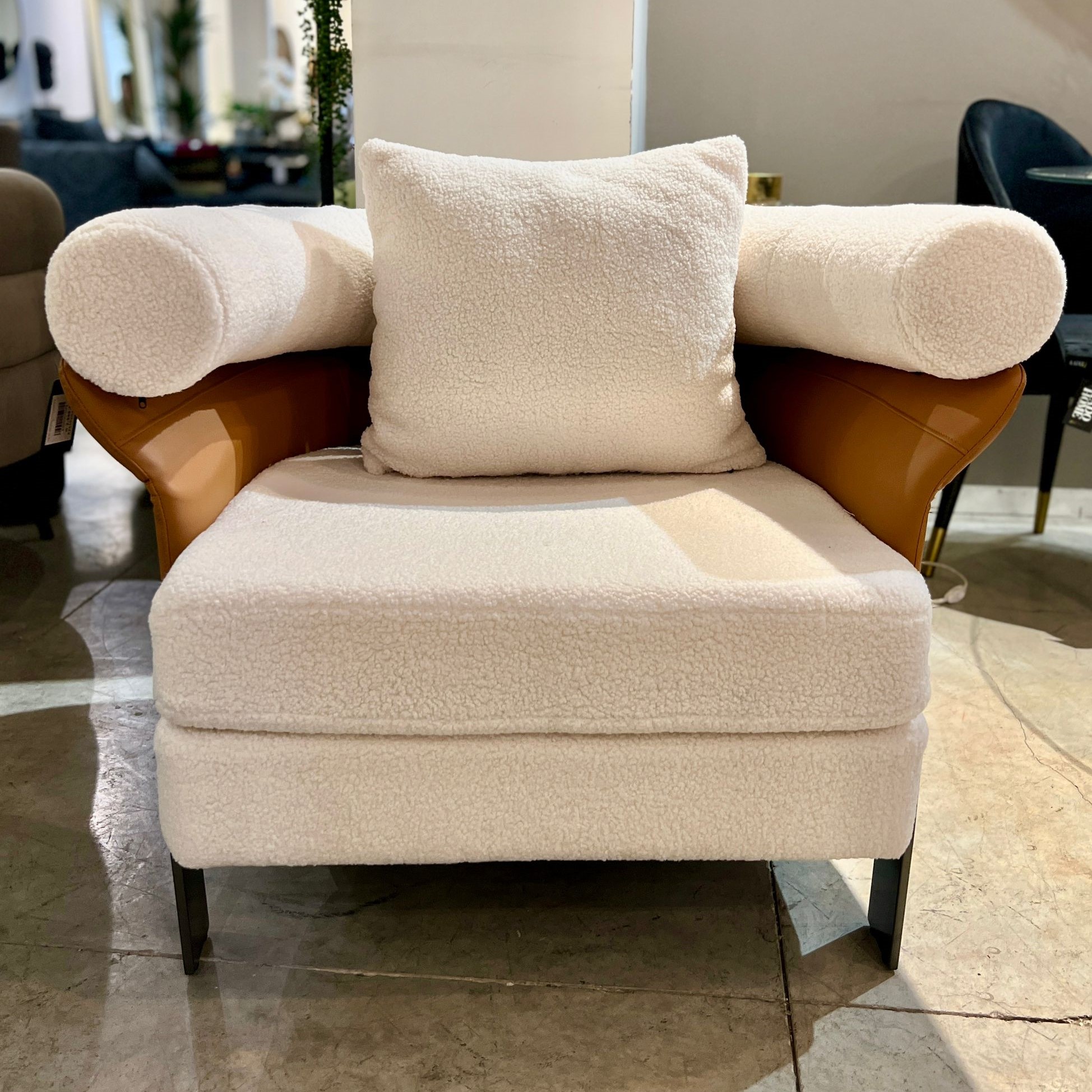 כורסא מעוצבת בבד בוקלה ודמוי עור דגם אלברטו קימי כורסא מעוצבת בבד בוקלה ודמוי עור דגם אלברטו קימי