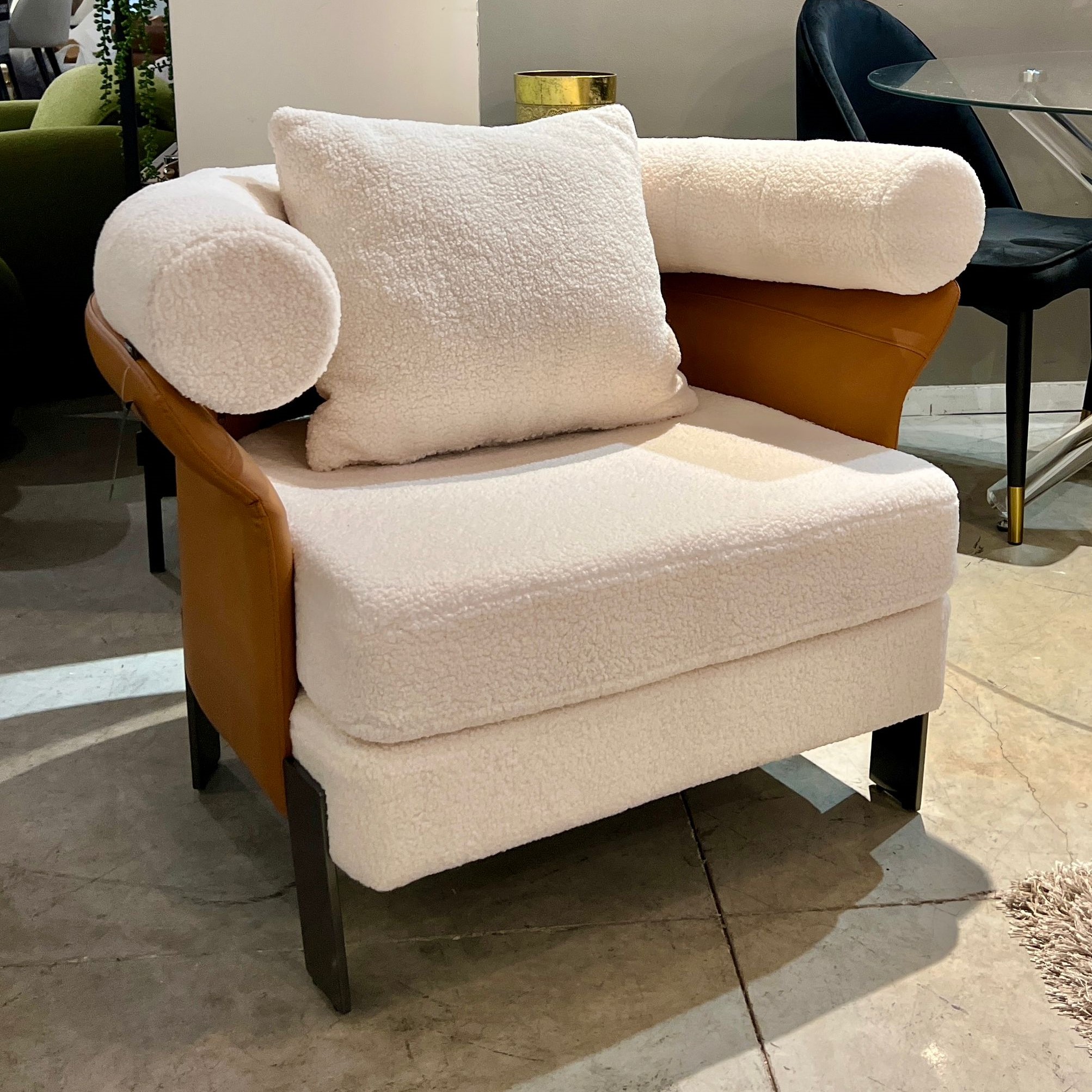 כורסא מעוצבת בבד בוקלה ודמוי עור דגם אלברטו קימי כורסא מעוצבת בבד בוקלה ודמוי עור דגם אלברטו קימי