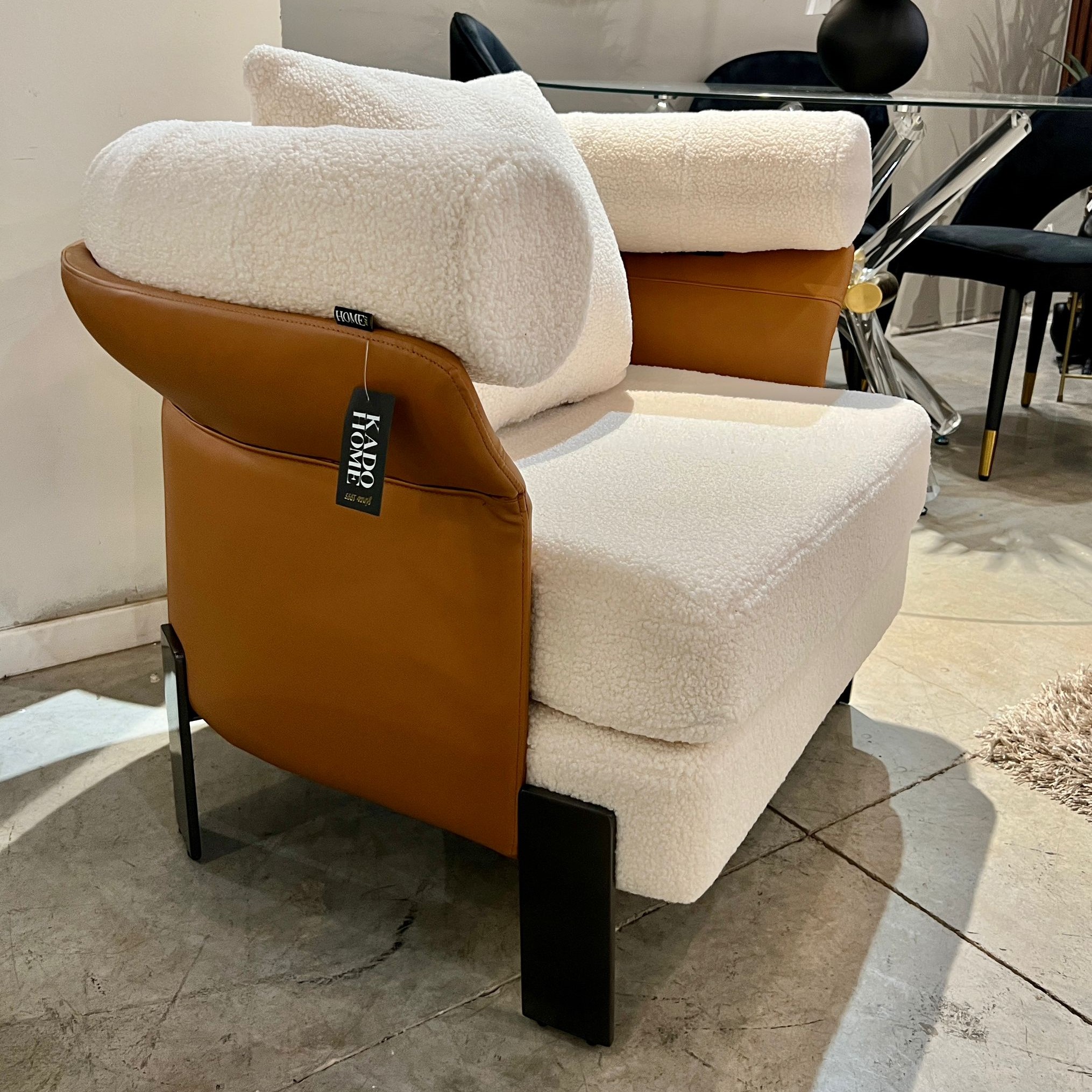 כורסא מעוצבת בבד בוקלה ודמוי עור דגם אלברטו קימי כורסא מעוצבת בבד בוקלה ודמוי עור דגם אלברטו קימי