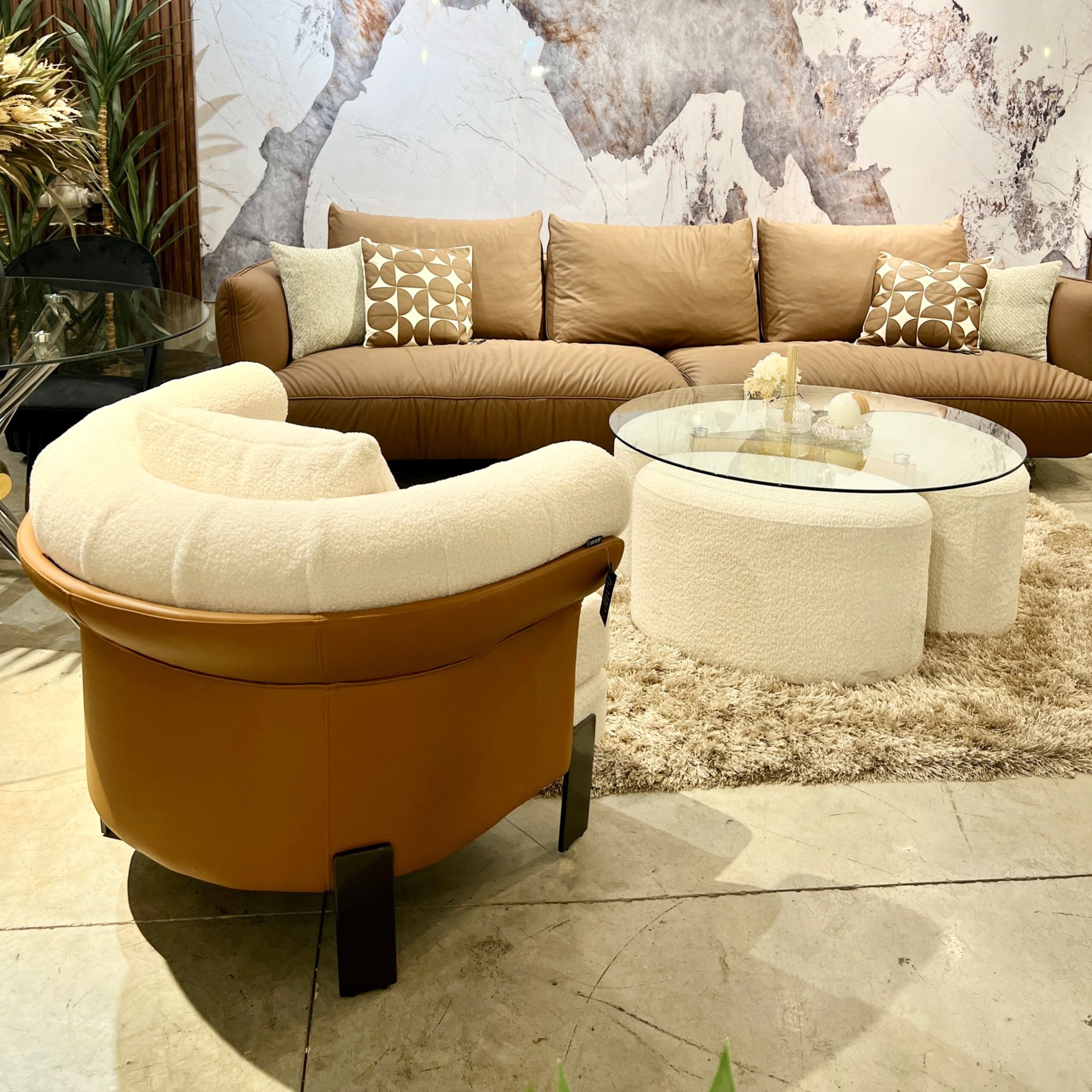 כורסא מעוצבת בבד בוקלה ודמוי עור דגם אלברטו קימי כורסא מעוצבת בבד בוקלה ודמוי עור דגם אלברטו קימי