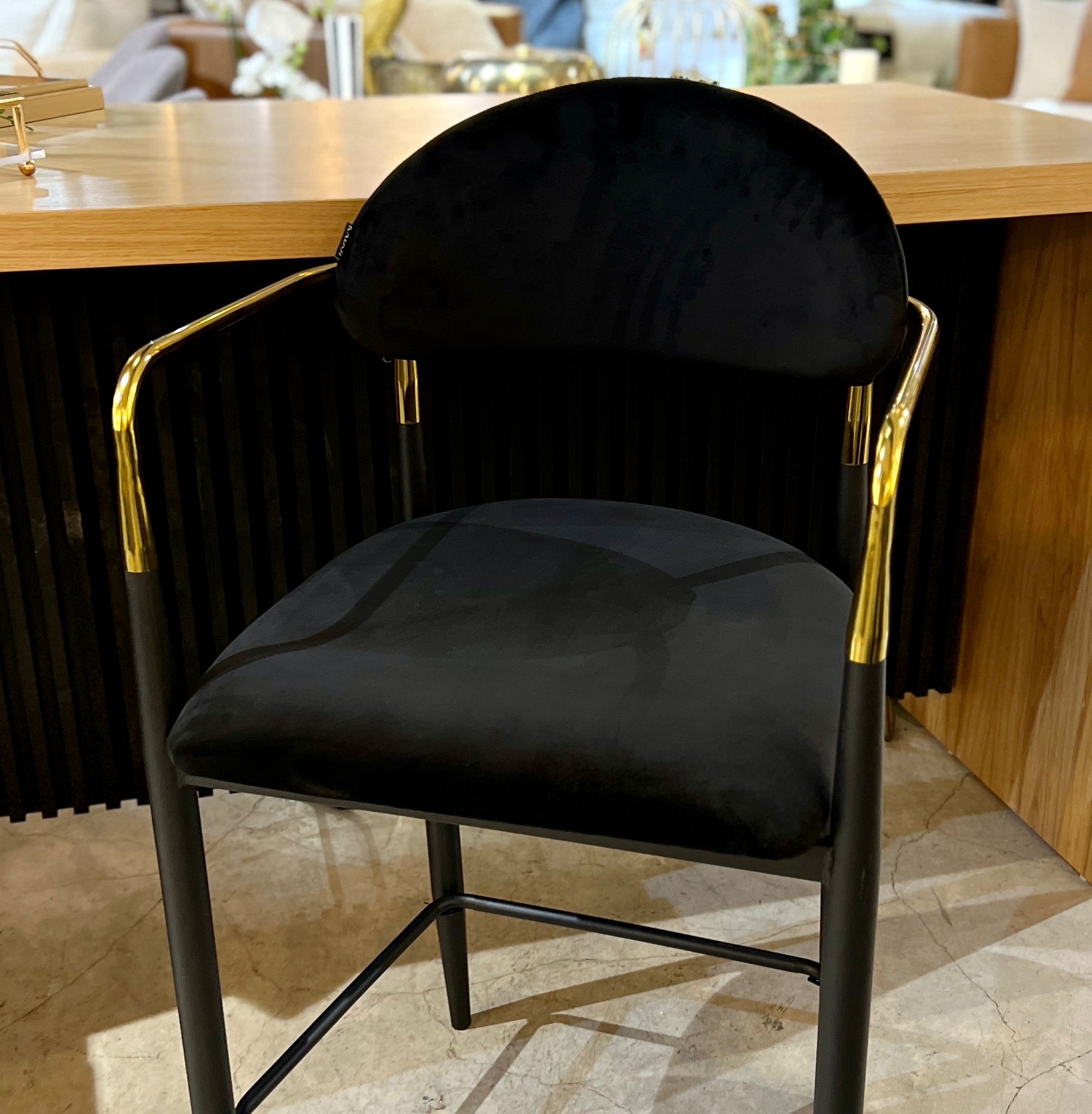 כסא בר דגם מודרן קימי ידיות זהב רגליים שחור קטיפה שחור כסא בר דגם מודרן קימי ידיות זהב רגליים שחור קטיפה שחור