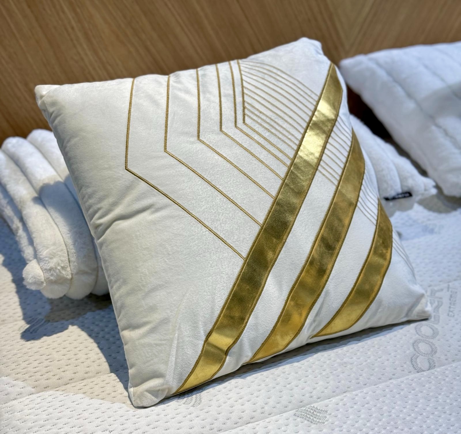 כרית נוי דגם אליס גולד וואיט 45/45 כרית נוי דגם אליס גולד וואיט 45/45