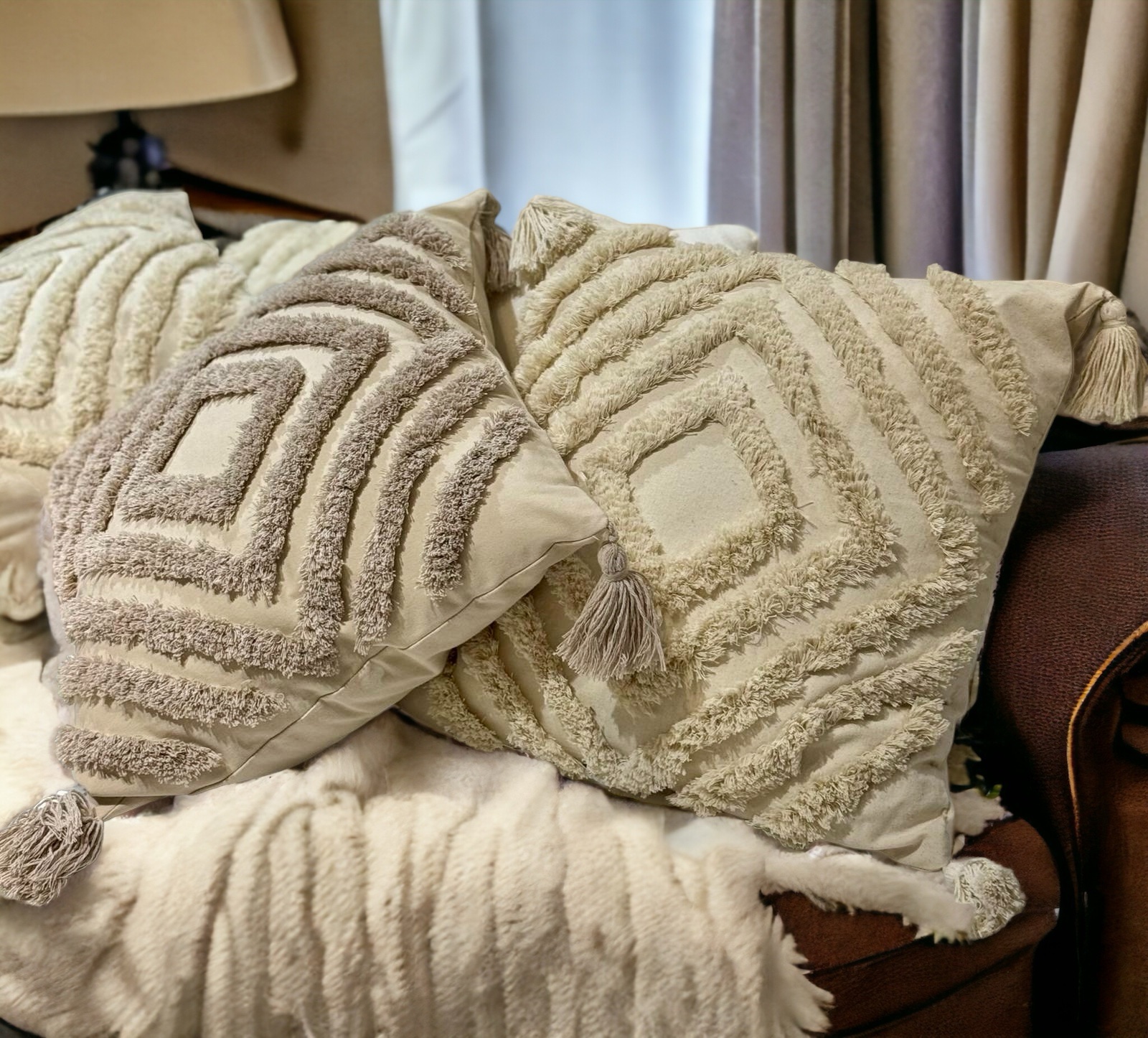 כרית נוי דגם ארין אפור חם 45/45 מעוצבת כרית נוי דגם ארין אפור חם 45/45 מעוצבת