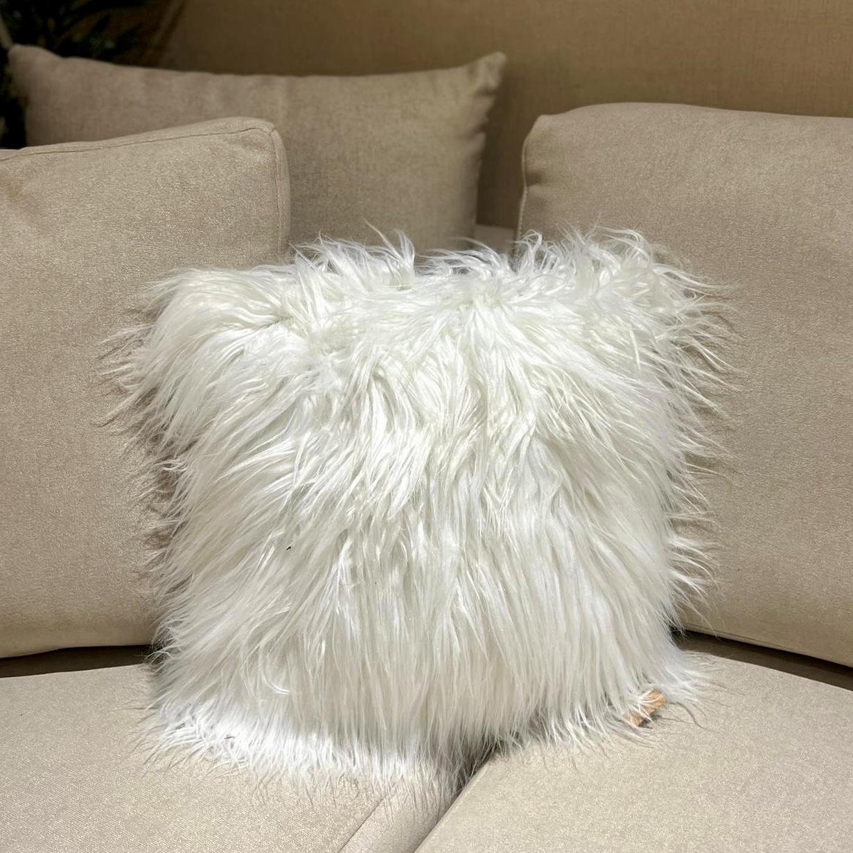 כרית נוי פרווה רכה 45/45 לבן שבור כרית נוי פרווה רכה 45/45 לבן שבור