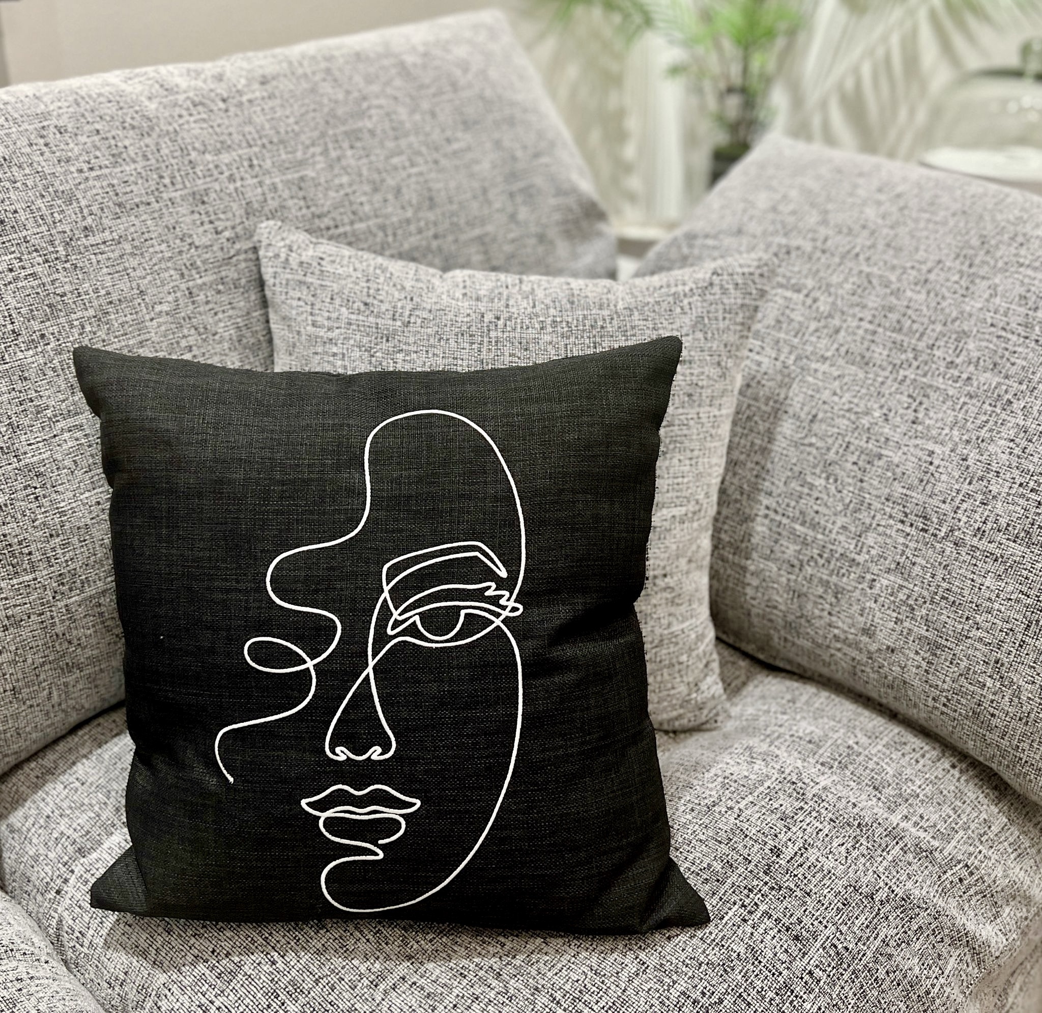 כרית נוי דגם  פייס ליין בלק 45/45 כרית נוי דגם  פייס ליין בלק 45/45