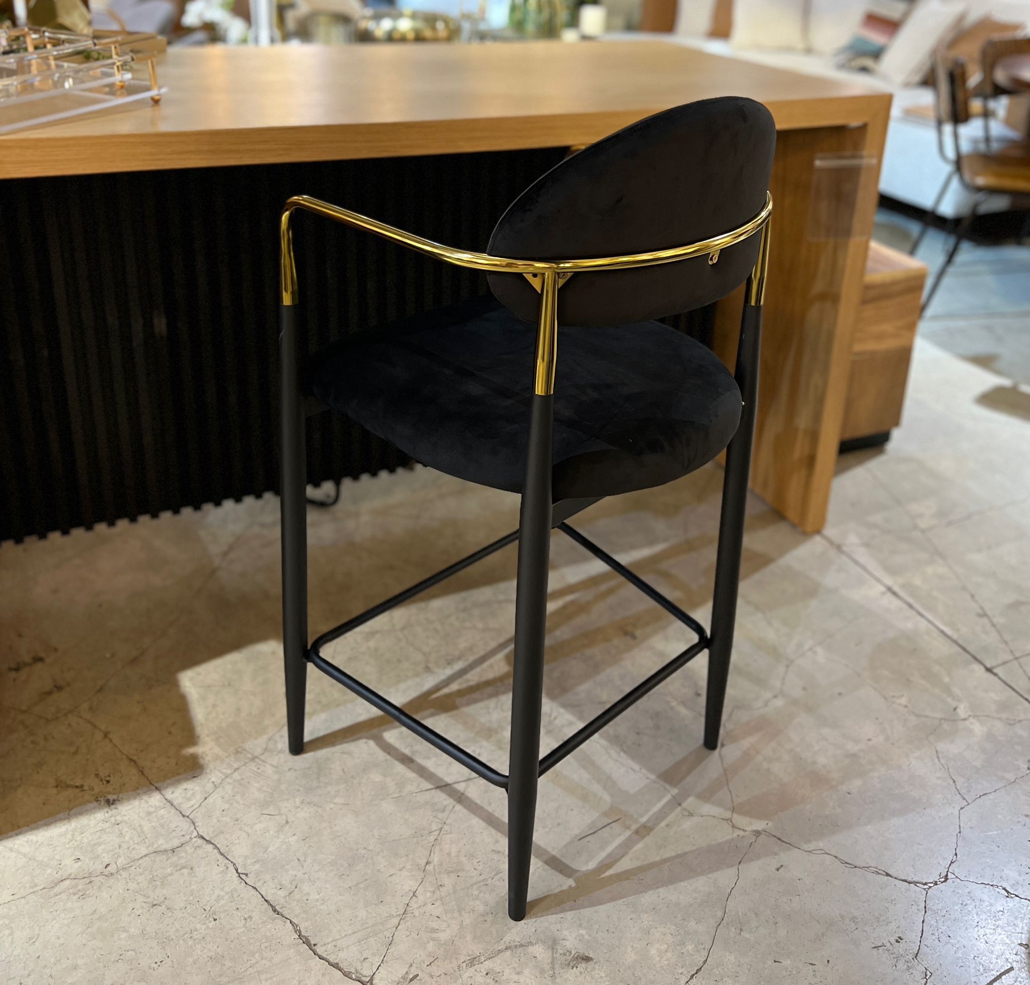 כסא בר דגם מודרן קימי ידיות זהב רגליים שחור קטיפה שחור כסא בר דגם מודרן קימי ידיות זהב רגליים שחור קטיפה שחור