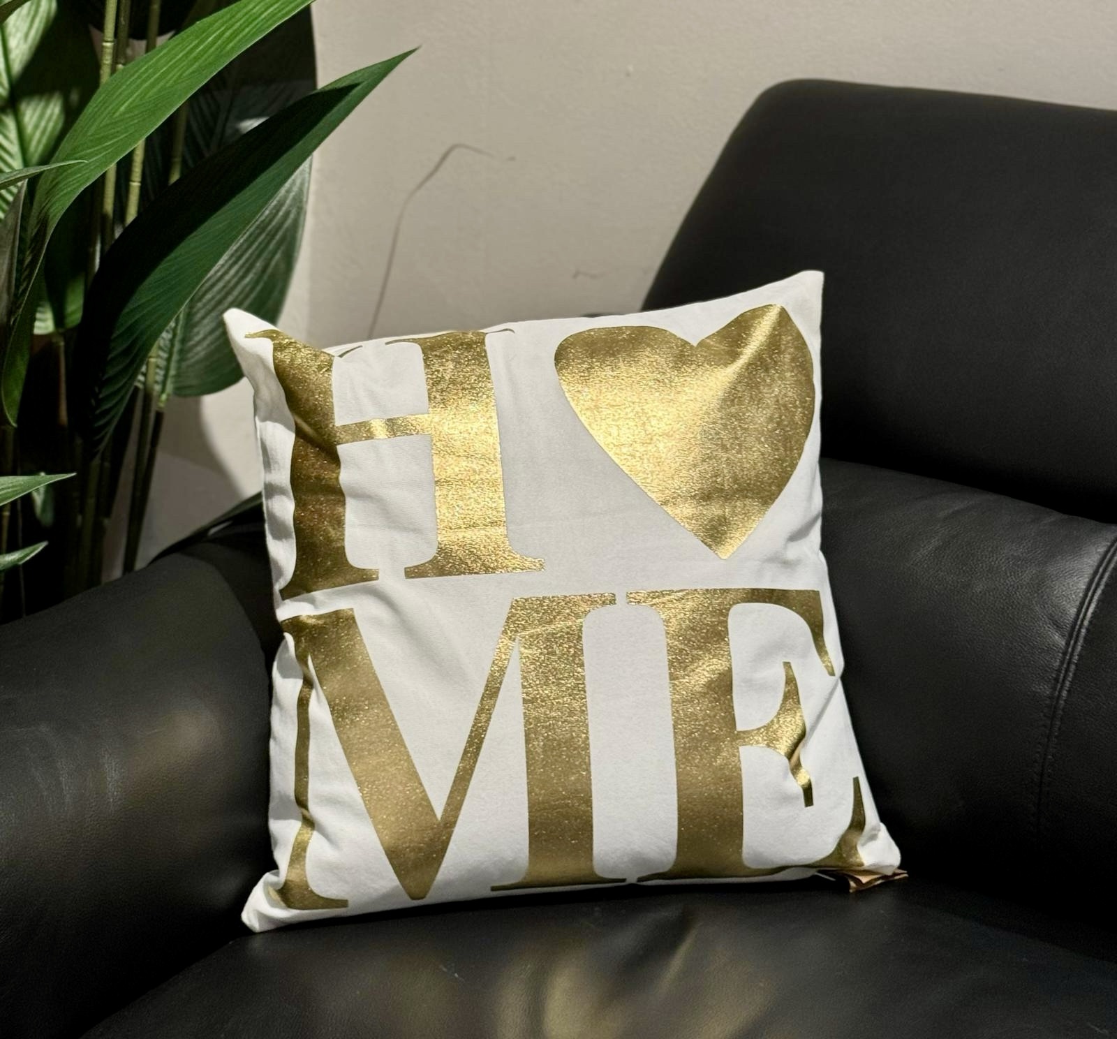 כרית נוי דגם HOME זהב שמנת 45/45 אחרונות במבצע! כרית נוי דגם HOME זהב שמנת 45/45 אחרונות במבצע!