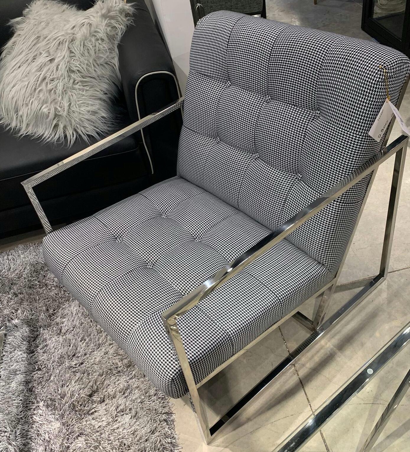 כורסא יוקרתית ידיות ניקל בד פיפיטה דגם רום