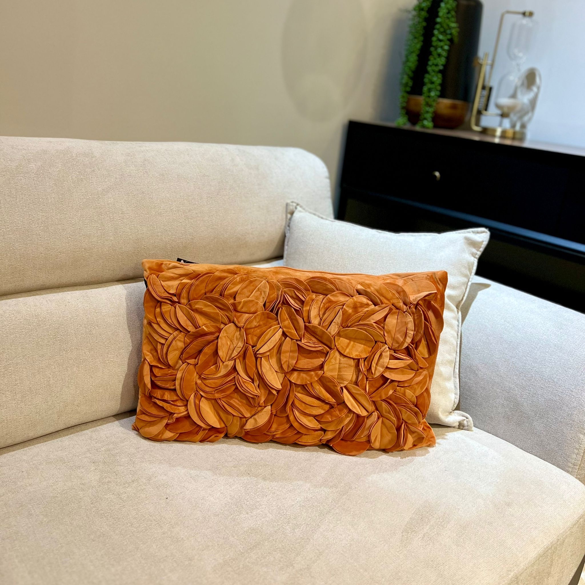 כרית מלבנית פרחים כתום עמוק דגם איקו כרית מלבנית פרחים כתום עמוק דגם איקו