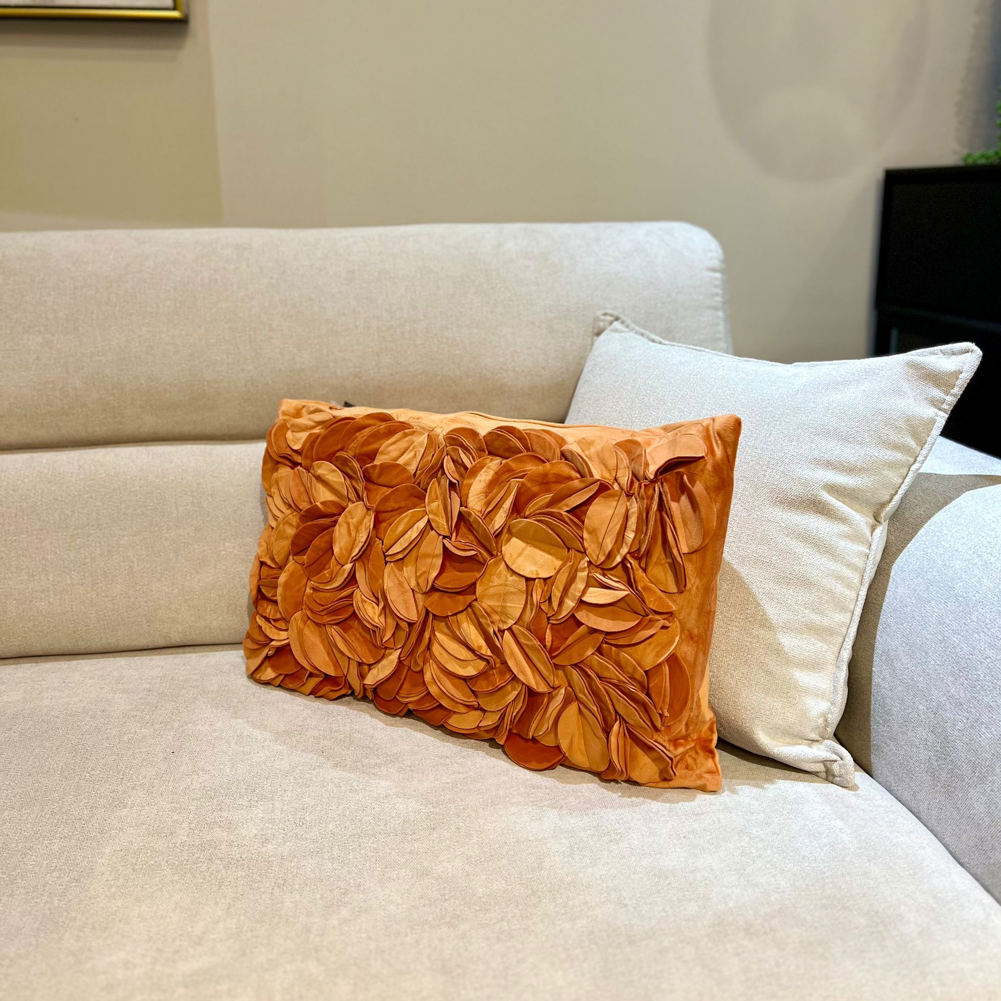 כרית מלבנית פרחים כתום עמוק דגם איקו כרית מלבנית פרחים כתום עמוק דגם איקו