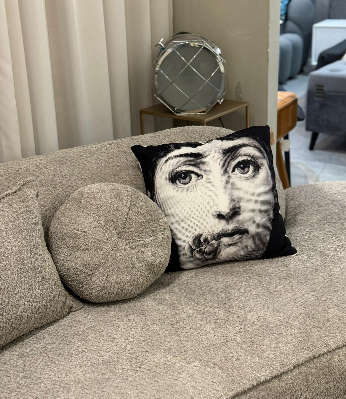 כרית נוי דגם ורוניק 45/45 פרח בפה כרית נוי דגם ורוניק 45/45 פרח בפה