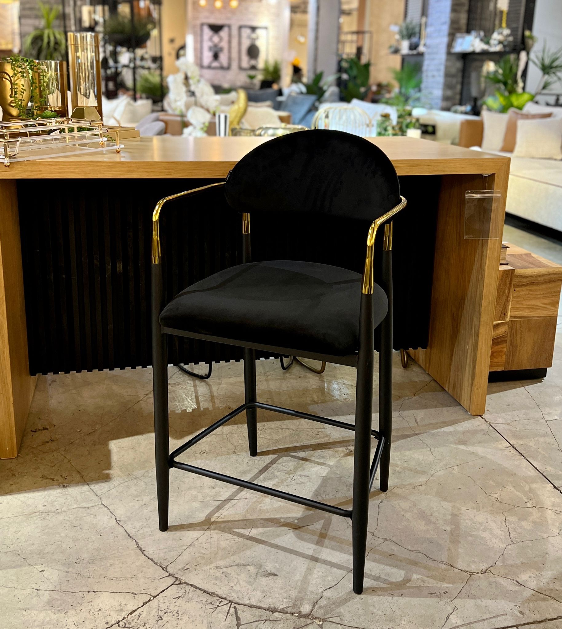 כסא בר דגם מודרן קימי ידיות זהב רגליים שחור קטיפה שחור כסא בר דגם מודרן קימי ידיות זהב רגליים שחור קטיפה שחור