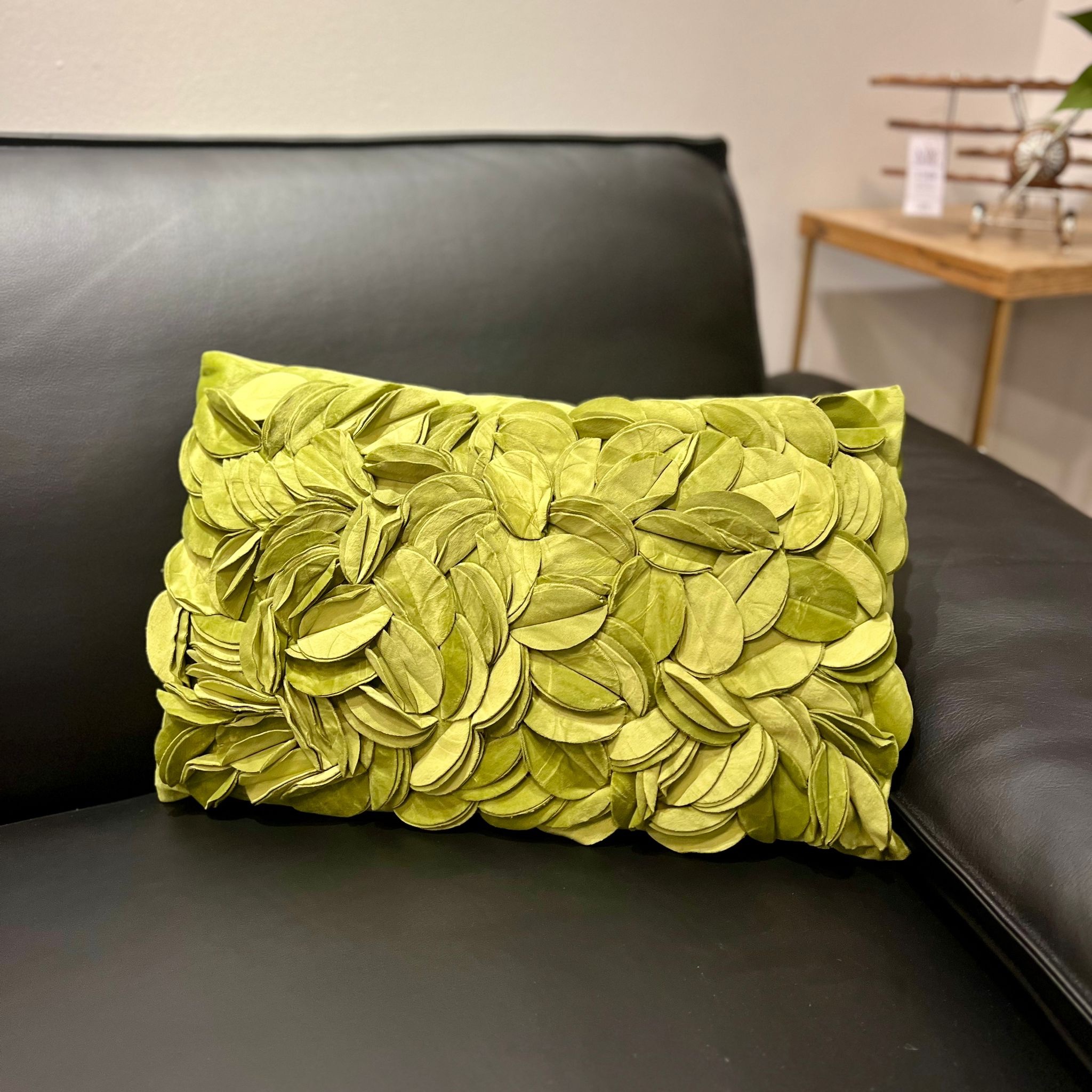 כרית מלבנית פרחים ירוק עמוק דגם איקו כרית מלבנית פרחים ירוק עמוק דגם איקו