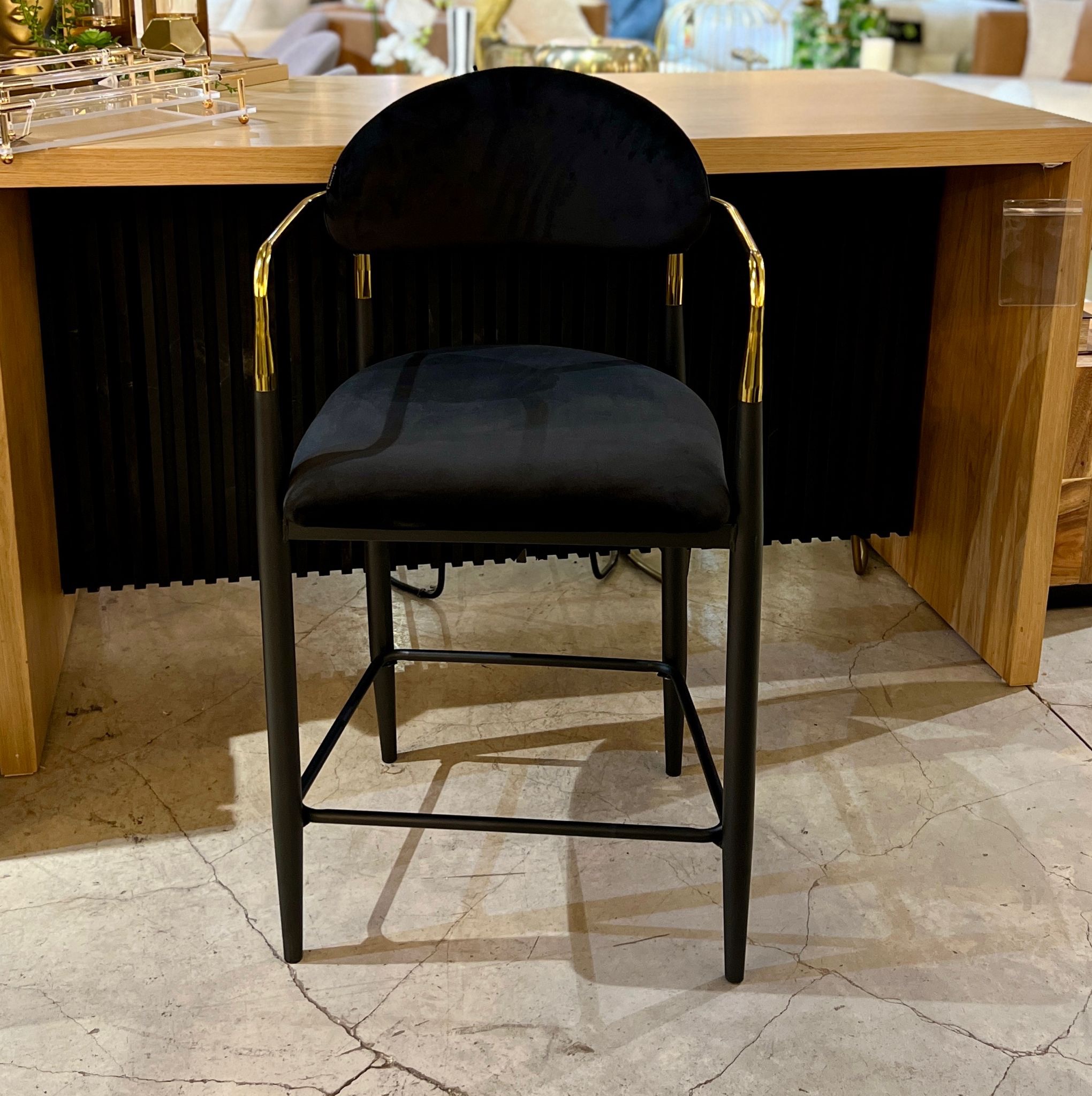 כסא בר דגם מודרן קימי ידיות זהב רגליים שחור קטיפה שחור כסא בר דגם מודרן קימי ידיות זהב רגליים שחור קטיפה שחור