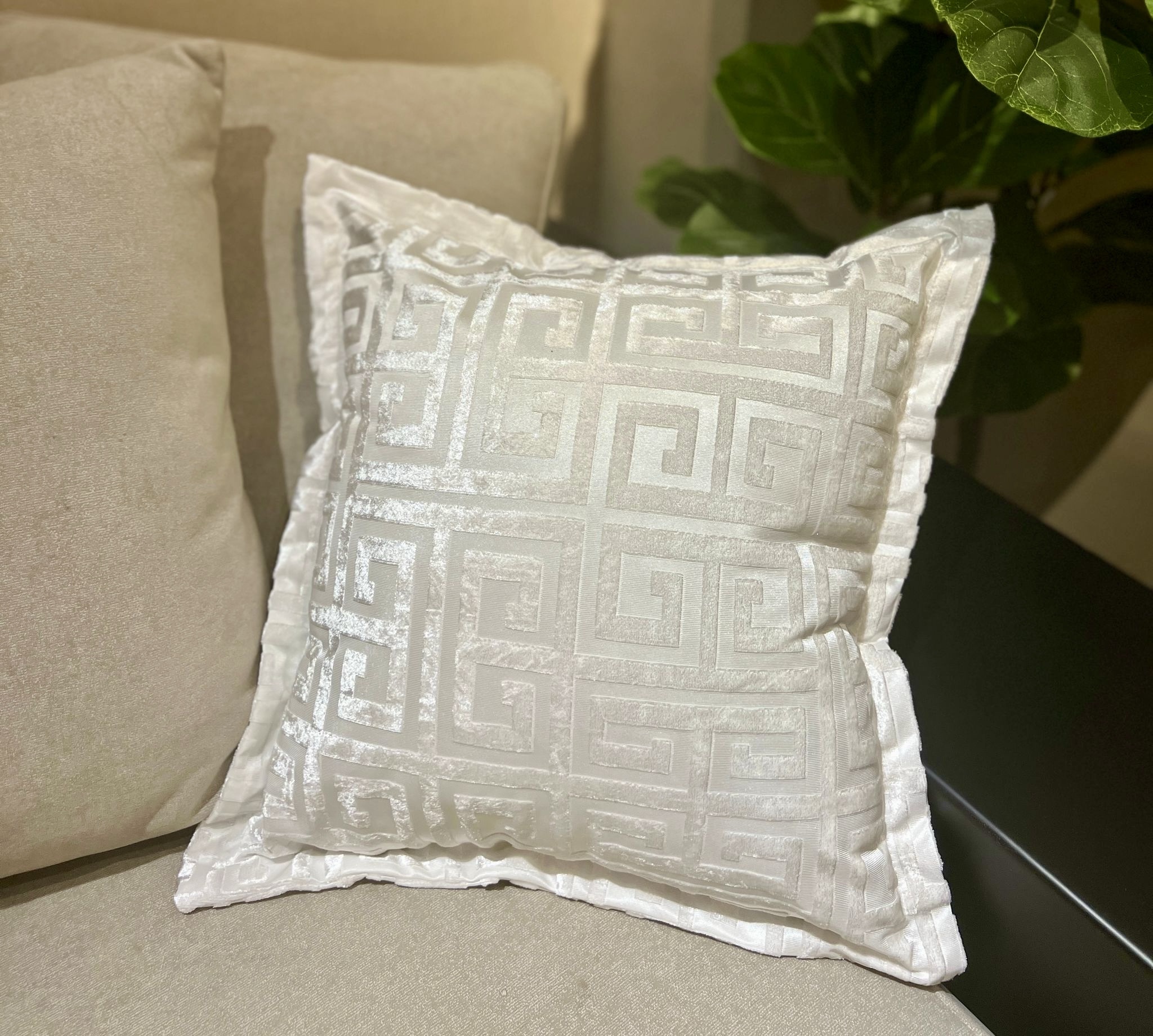 כרית נוי דגם ורסצ׳ה שמנת 45/45 אחרונות במבצע!