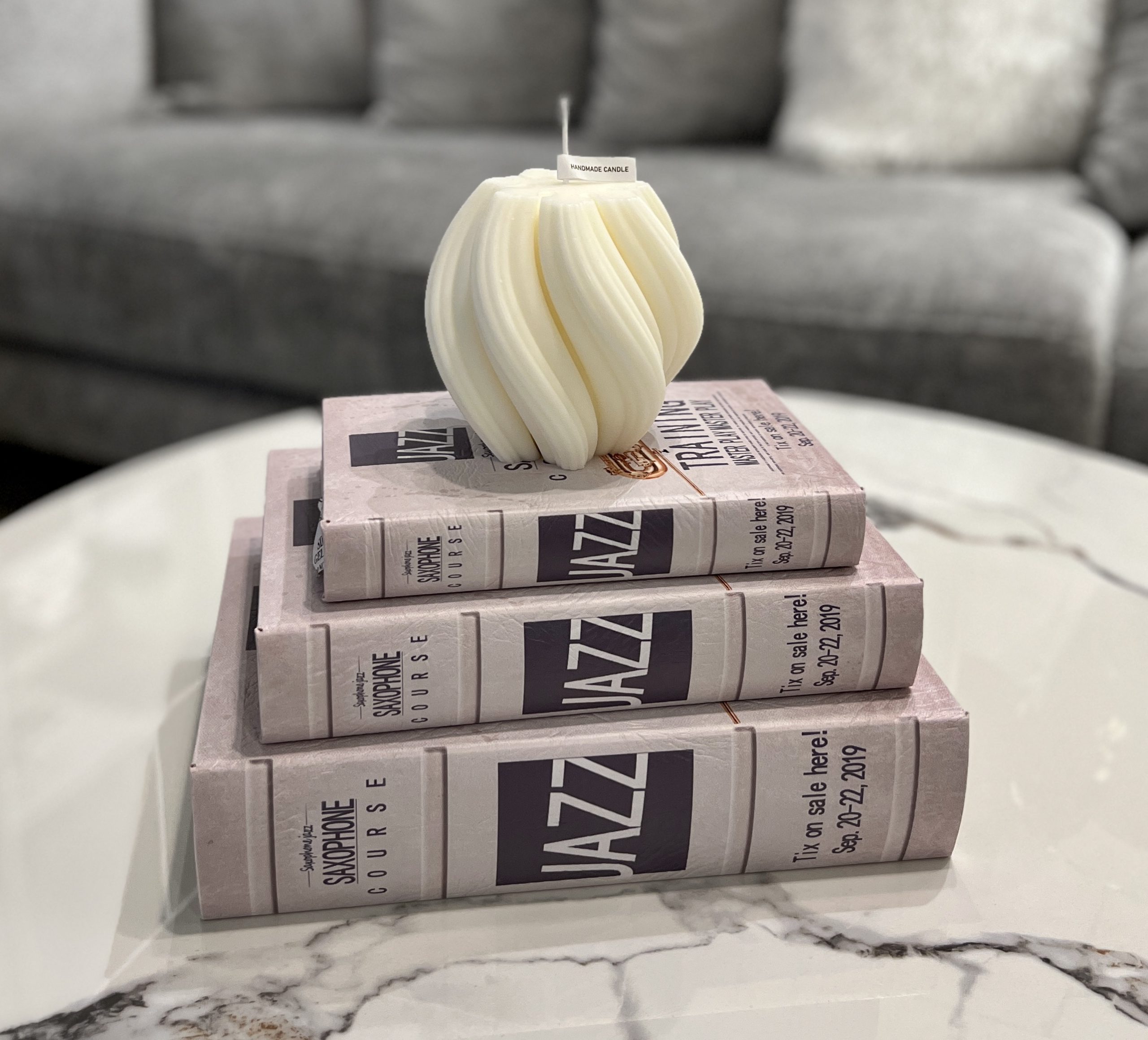 נר מלופף עגול שמנת דגם איקו נר מלופף עגול שמנת דגם איקו