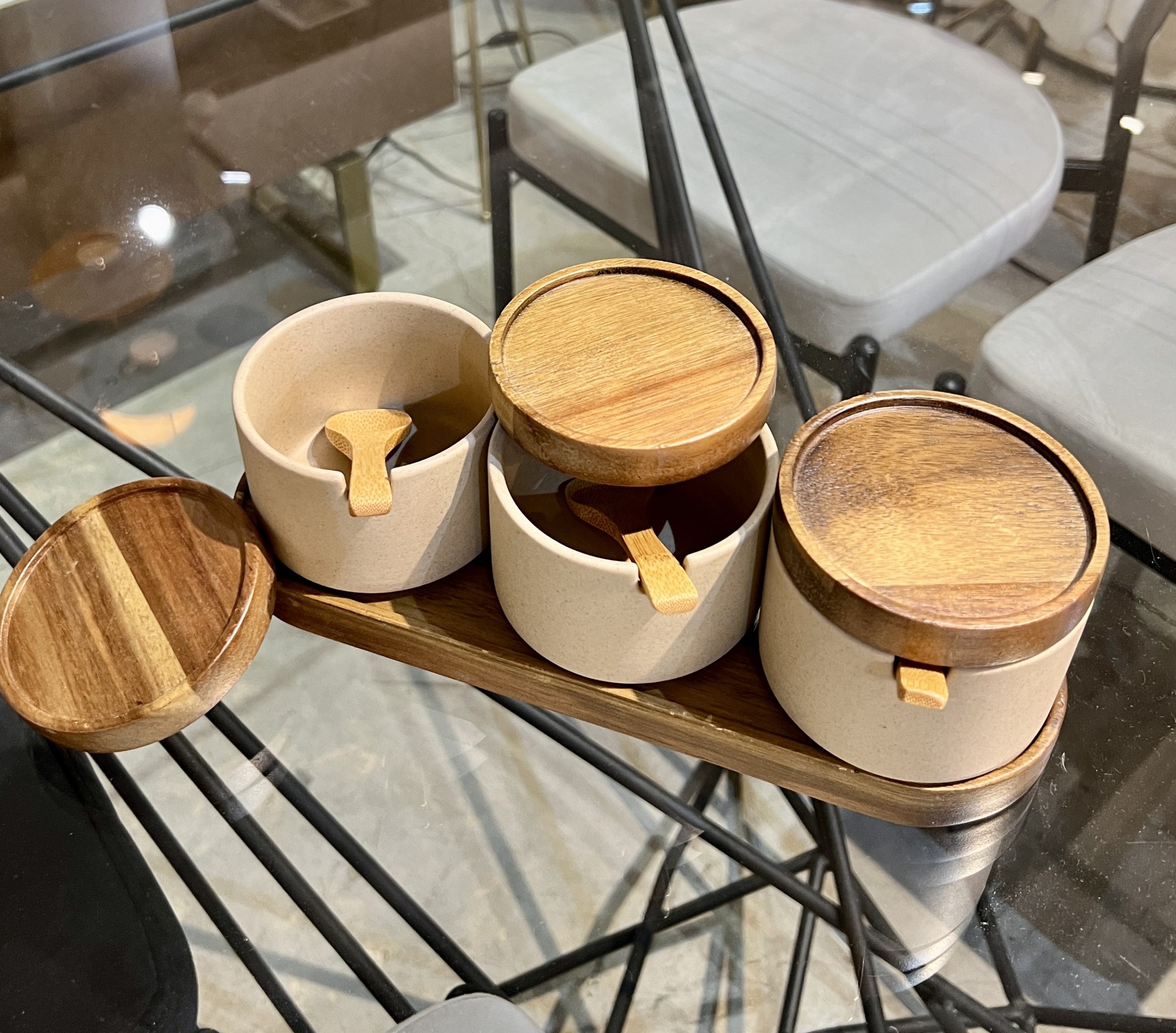 סט 3 צנצנות קרמיקה מכסי עץ עם כפיות על מגש עץ דגם אליס סט 3 צנצנות קרמיקה מכסי עץ עם כפיות על מגש עץ דגם אליס