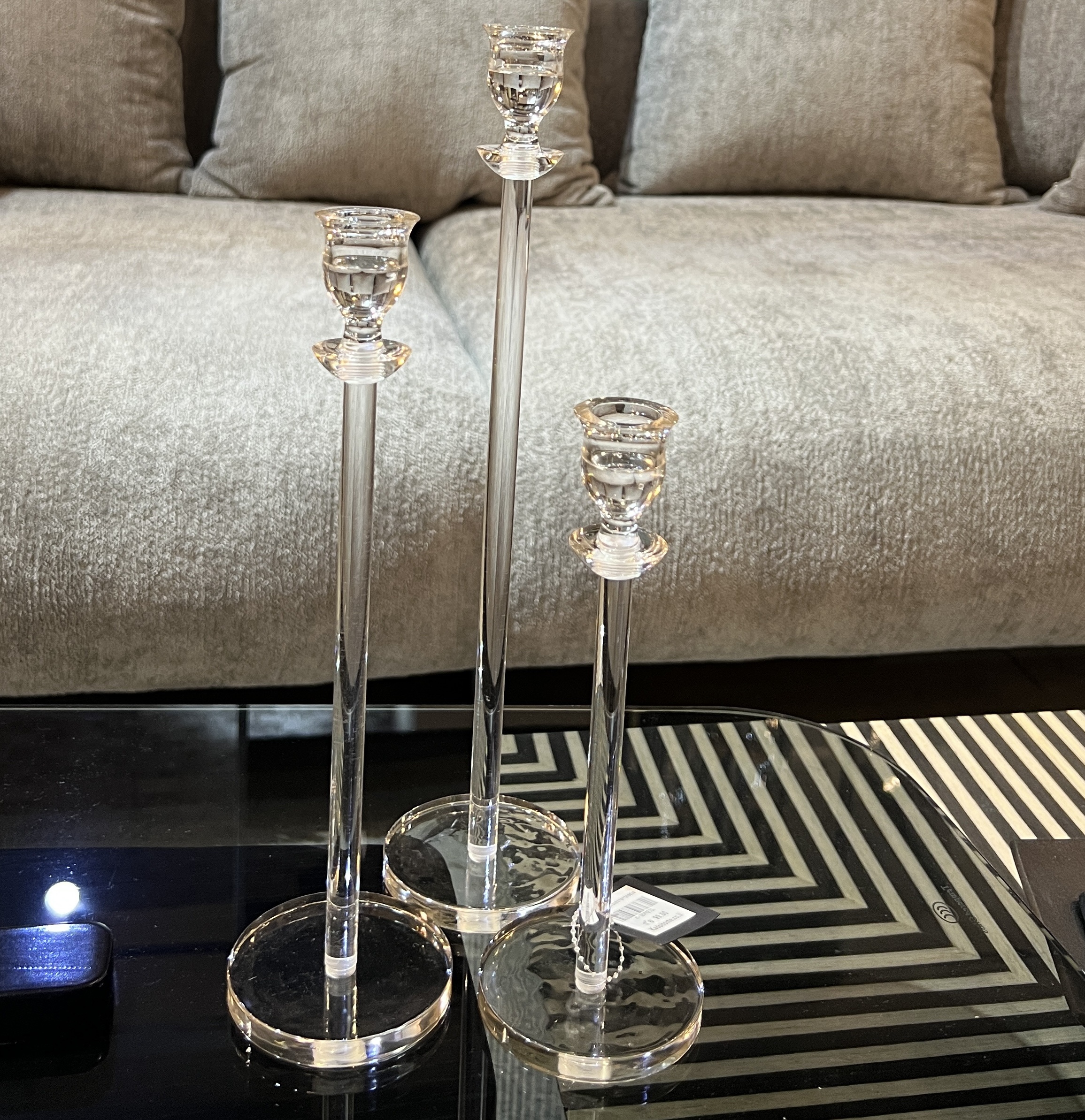 סט 3 פמוטים אקרילי שקוף דגם איקו סט 3 פמוטים אקרילי שקוף דגם איקו