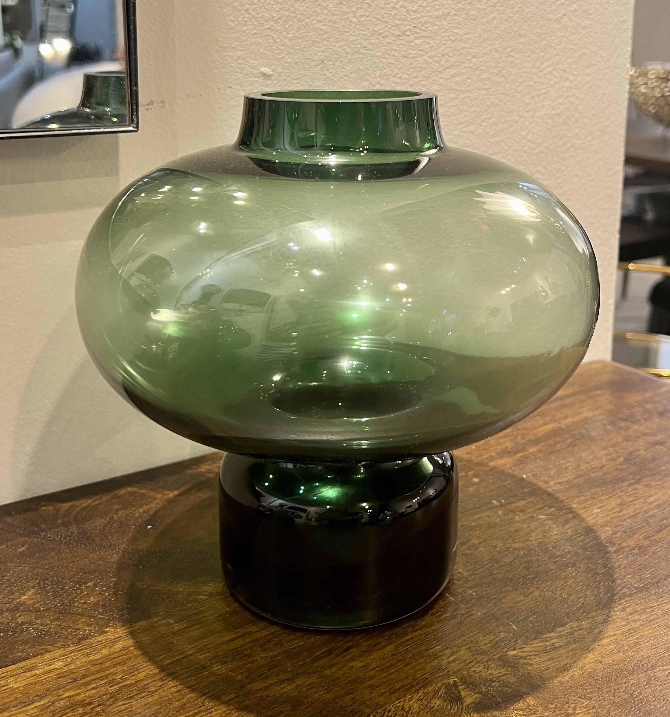 כד זכוכית ירוק רחב רגל צרה דגם איקו כד זכוכית ירוק רחב רגל צרה דגם איקו