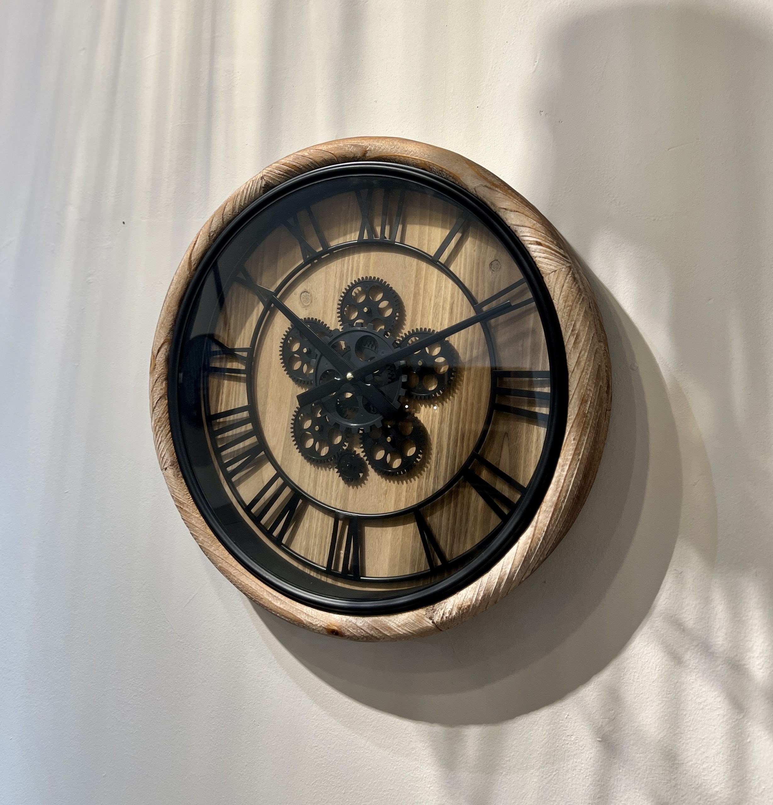 שעון עץ מנגנון ומספרים שחורים עם זכוכית דגם איקו שעון עץ מנגנון ומספרים שחורים עם זכוכית דגם איקו