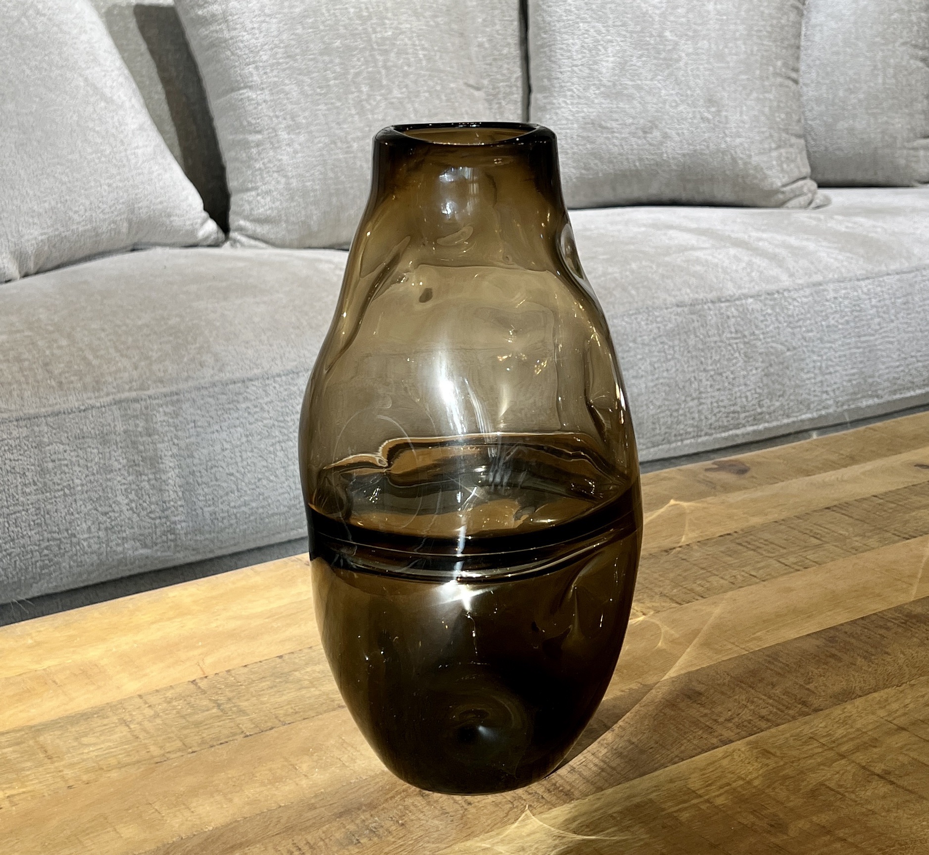 כד זכוכית חום שחור עבודת יד דגם איקו