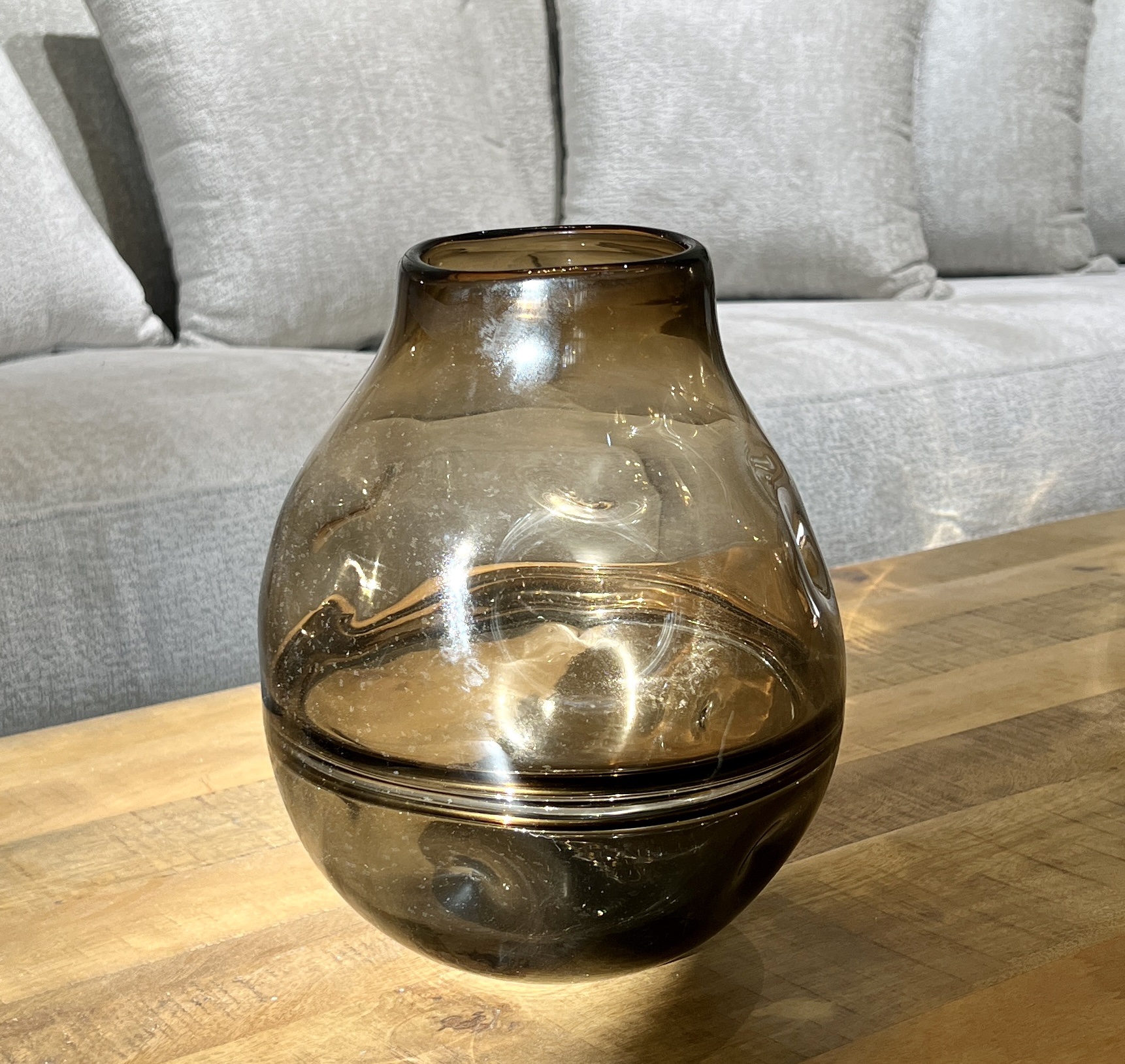 כד זכוכית חום שחור עבודת יד דגם איקו