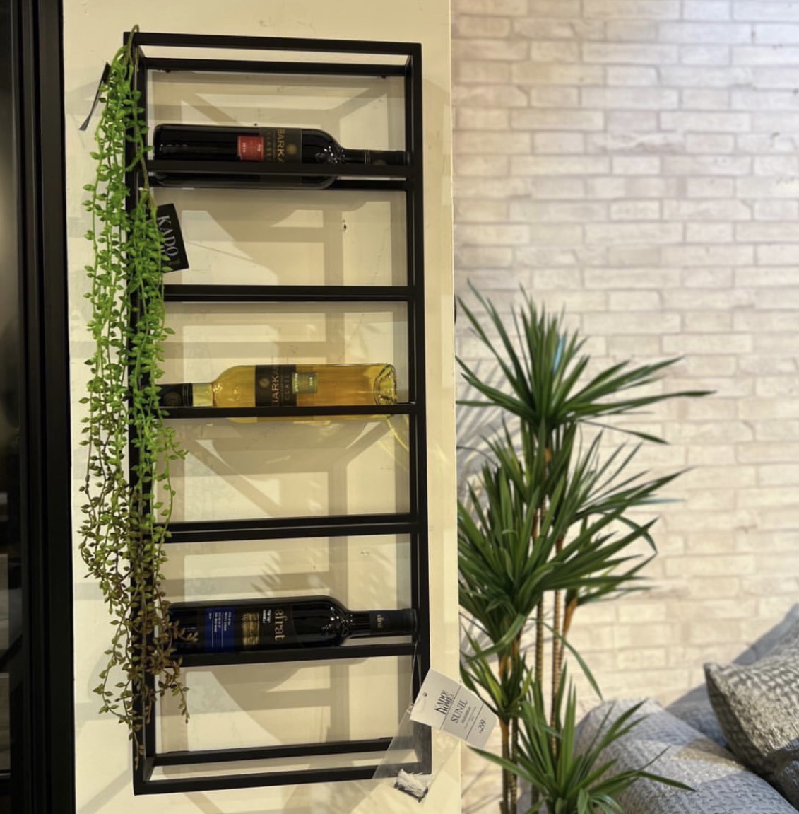 מדף תליה ברזל ל6 בקבוקי יין דגם סוניל מדף תליה ברזל ל6 בקבוקי יין דגם סוניל