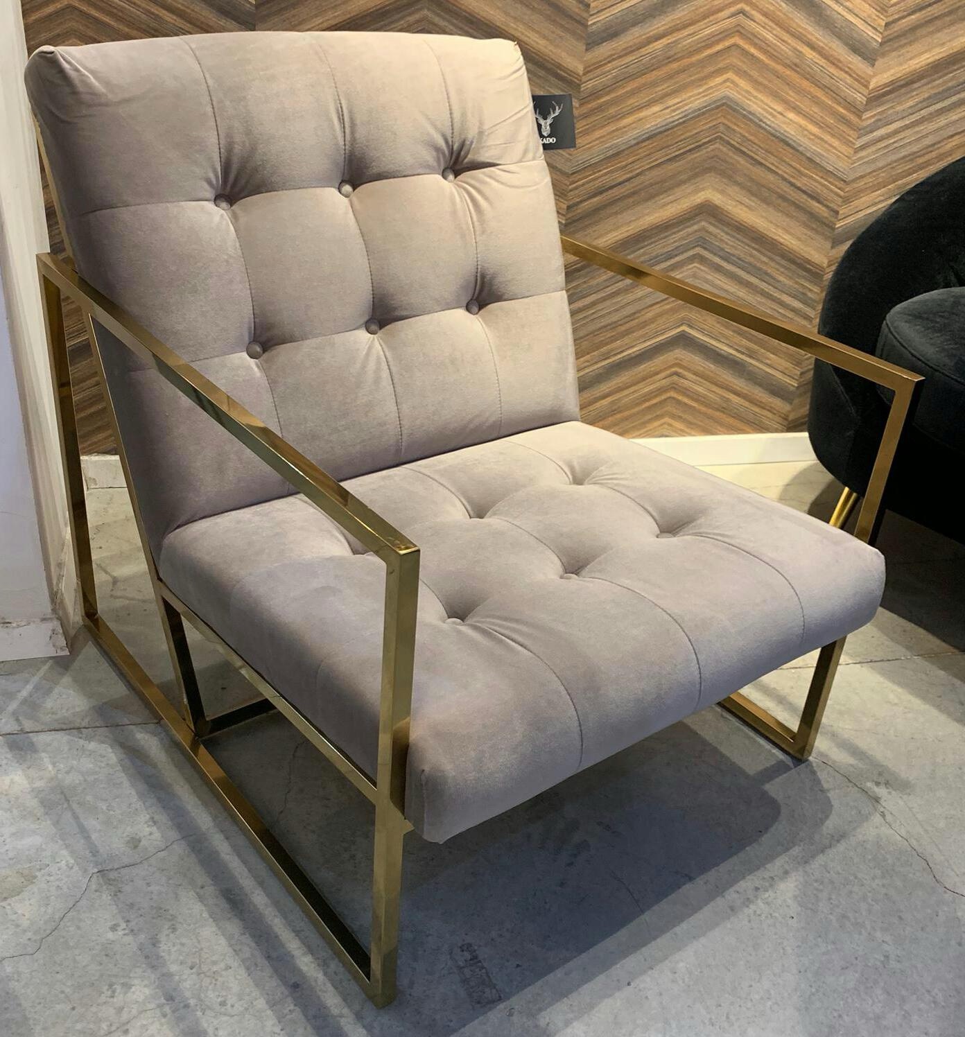 כורסא יוקרתית ידיות זהב בבד קטיפה שמנת דגם רום כורסא יוקרתית ידיות זהב בבד קטיפה שמנת דגם רום
