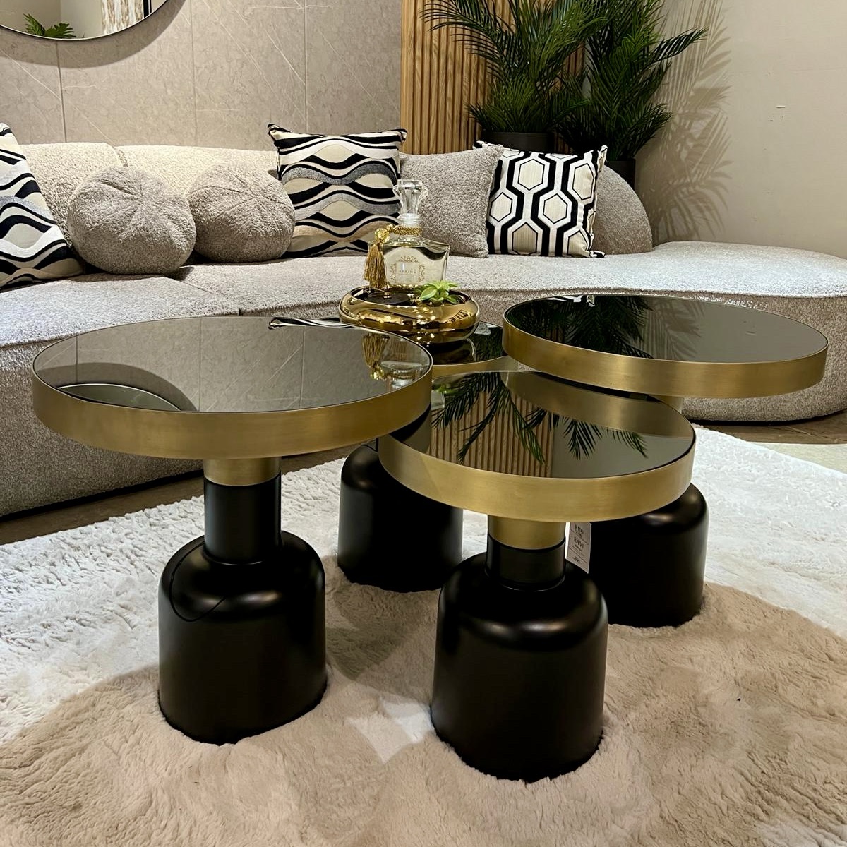 שולחן סלון דגם ראבי זכוכית שחורה בסיס שחור זהב שולחן סלון דגם ראבי זכוכית שחורה בסיס שחור זהב