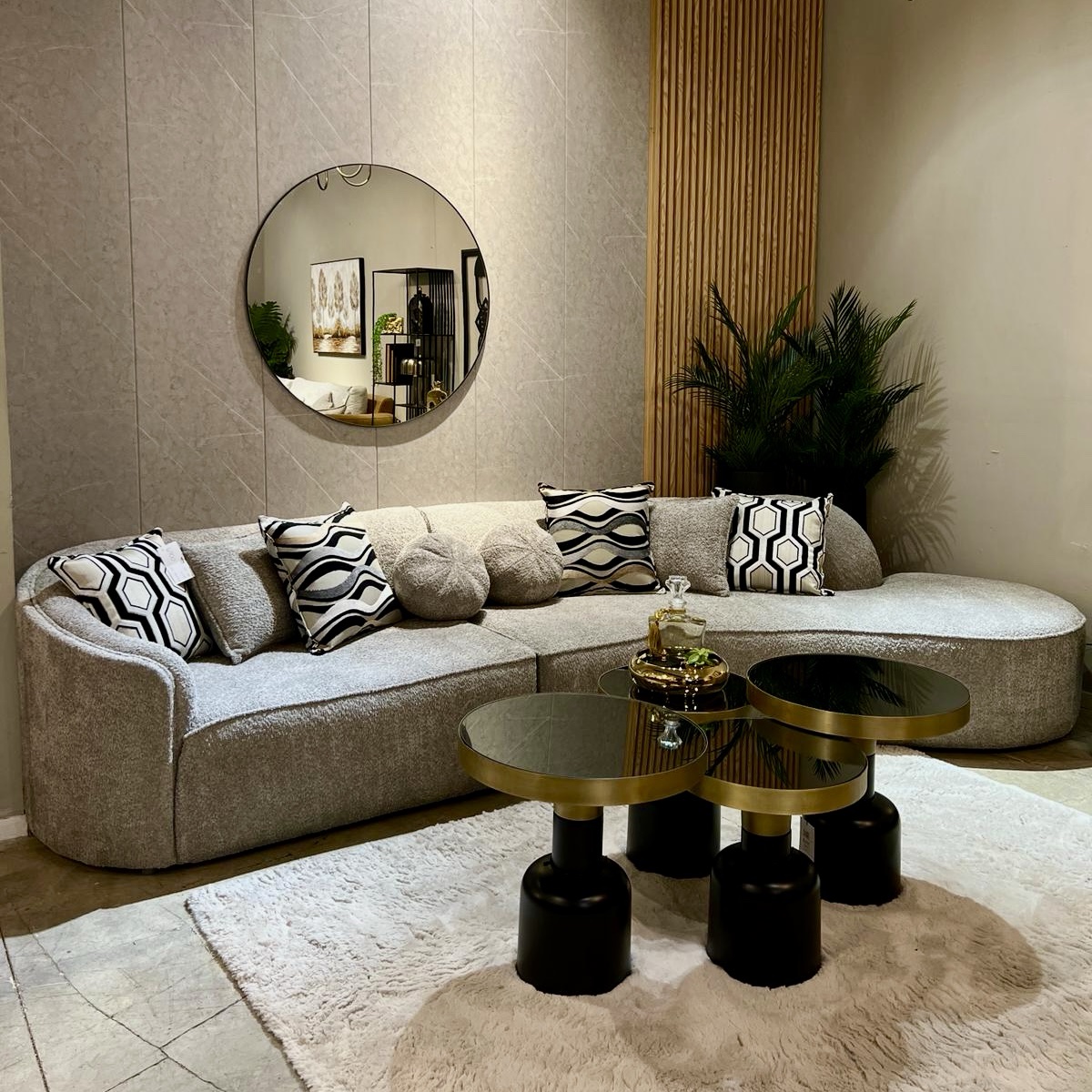 שולחן סלון דגם ראבי זכוכית שחורה בסיס שחור זהב שולחן סלון דגם ראבי זכוכית שחורה בסיס שחור זהב