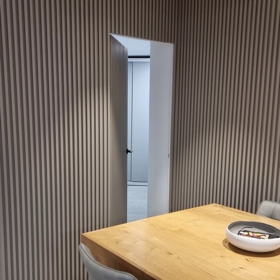 חיפוי קיר פולימרי פסים בולטים גוון נספקה חיפוי קיר פולימרי פסים בולטים גוון נספקה