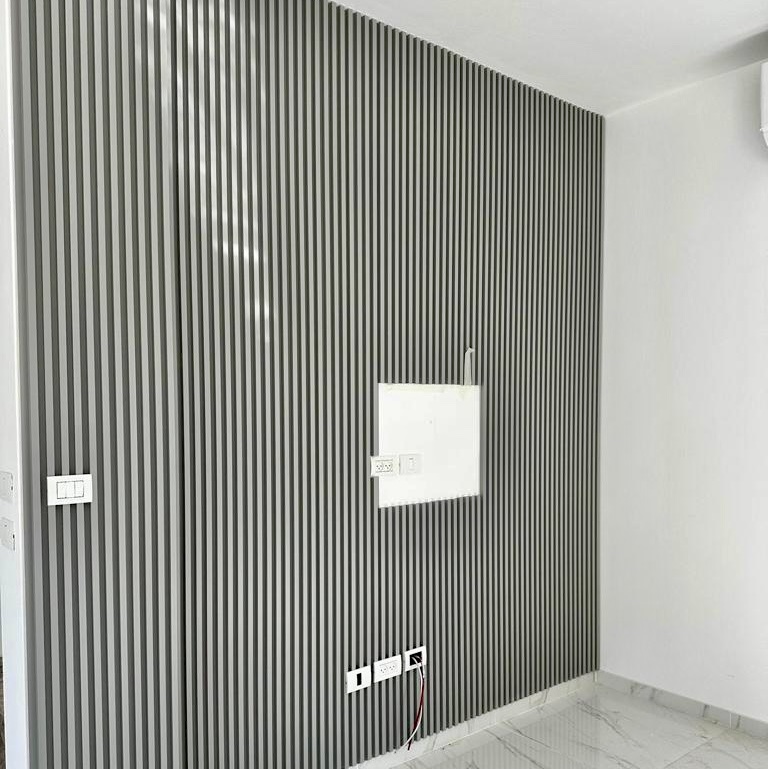 חיפוי קיר פסים פולימרי אפור בטון M2038-94 במבצע! חיפוי קיר פסים פולימרי אפור בטון M2038-94 במבצע!