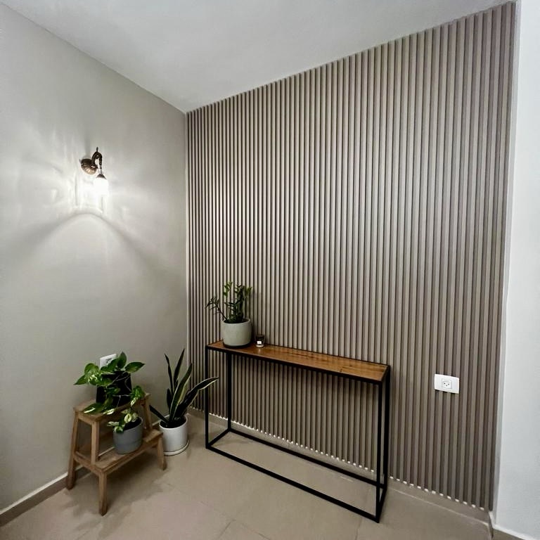 חיפוי קיר פולימרי פסים בולטים גוון נספקה חיפוי קיר פולימרי פסים בולטים גוון נספקה