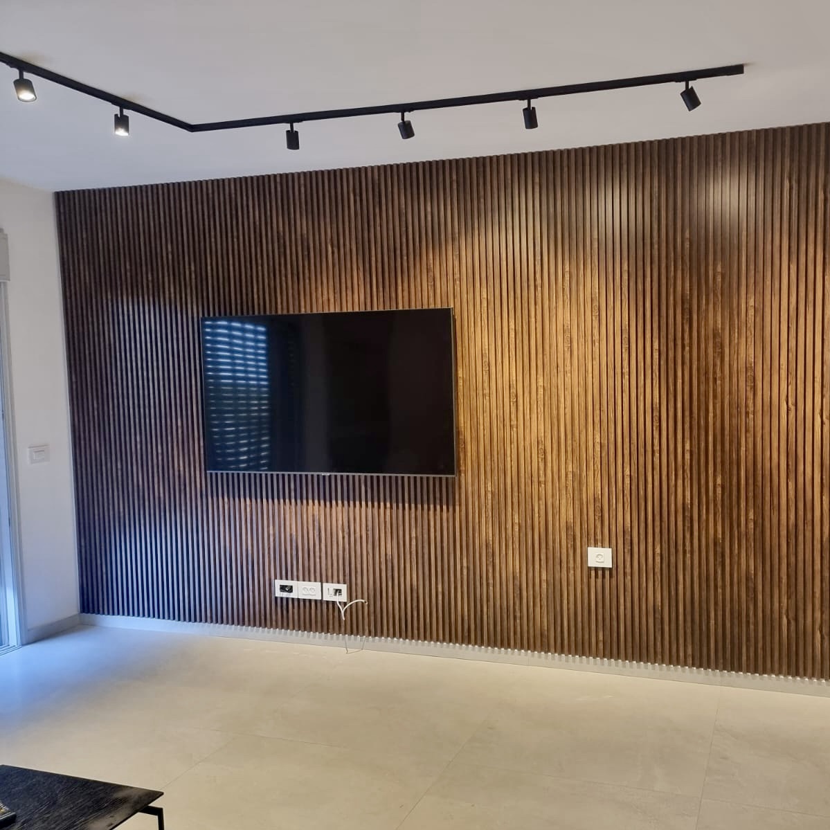 חיפוי קיר פסים פולימרי אגוז אמריקאי חיפוי קיר פסים פולימרי אגוז אמריקאי