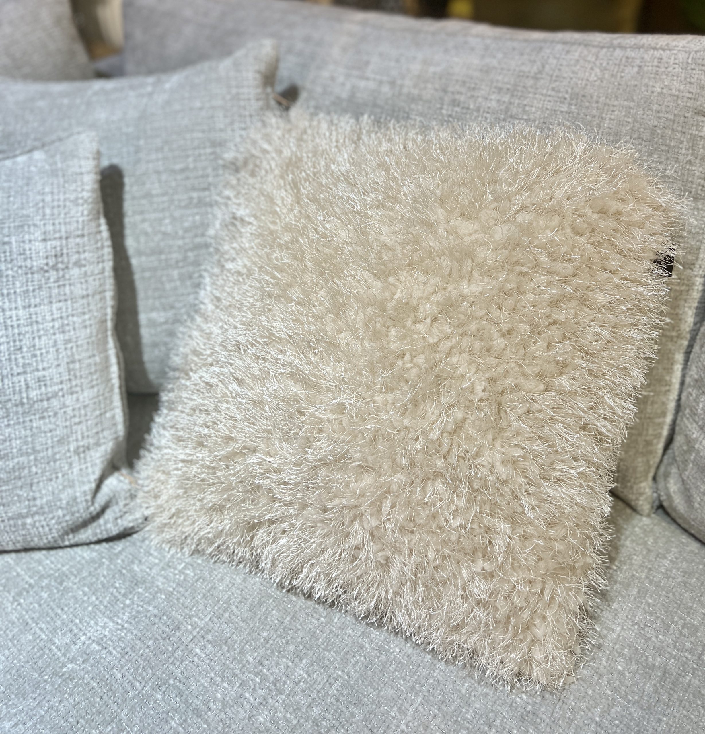 כרית מרובעת בוקלה שטיח בז דגם איקו כרית מרובעת בוקלה שטיח בז דגם איקו