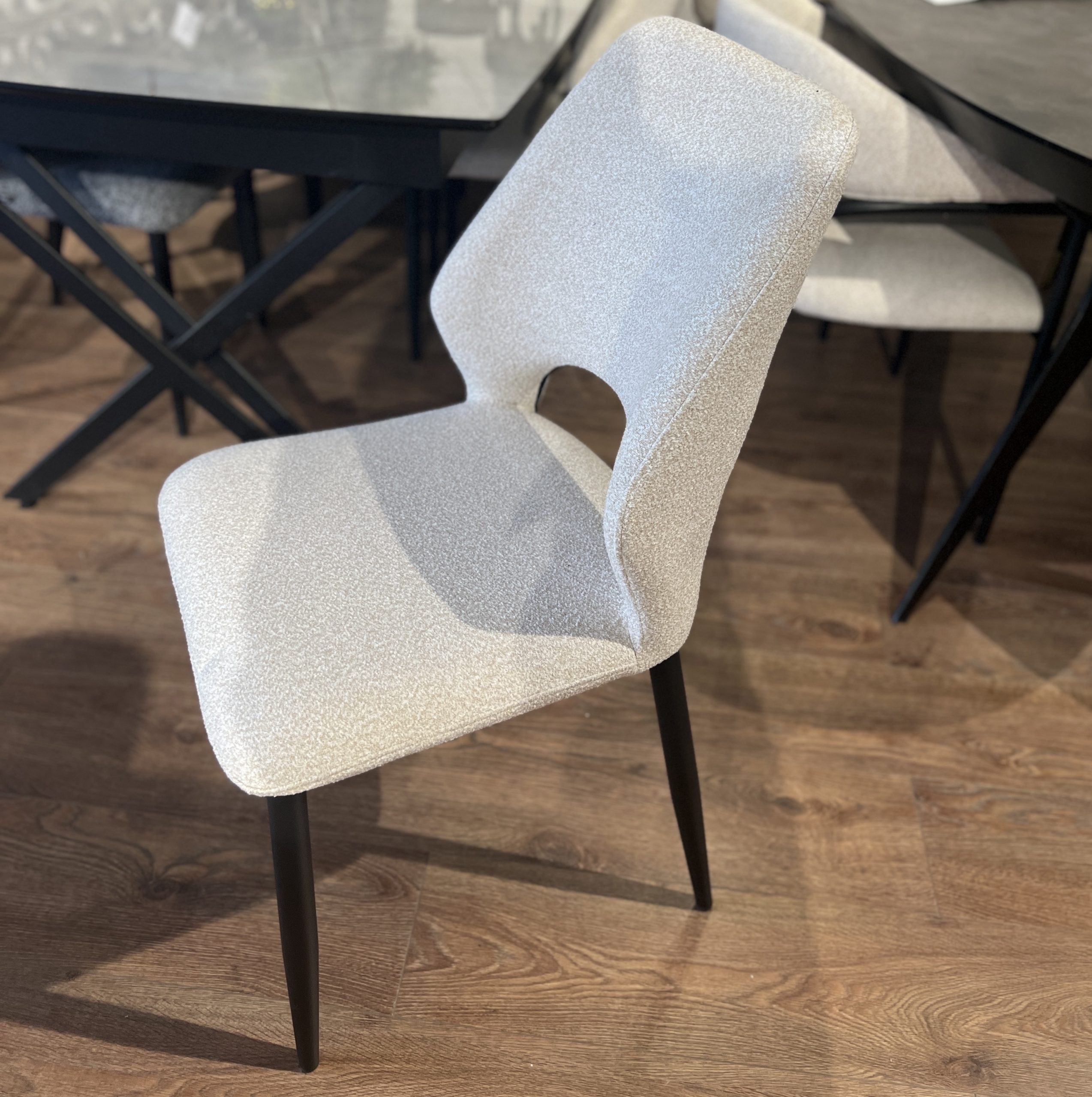 כיסא פינת אוכל מודרני מרופד בבד בוקלה שמנת דגם אנטוניו קימי כיסא פינת אוכל מודרני מרופד בבד בוקלה שמנת דגם אנטוניו קימי