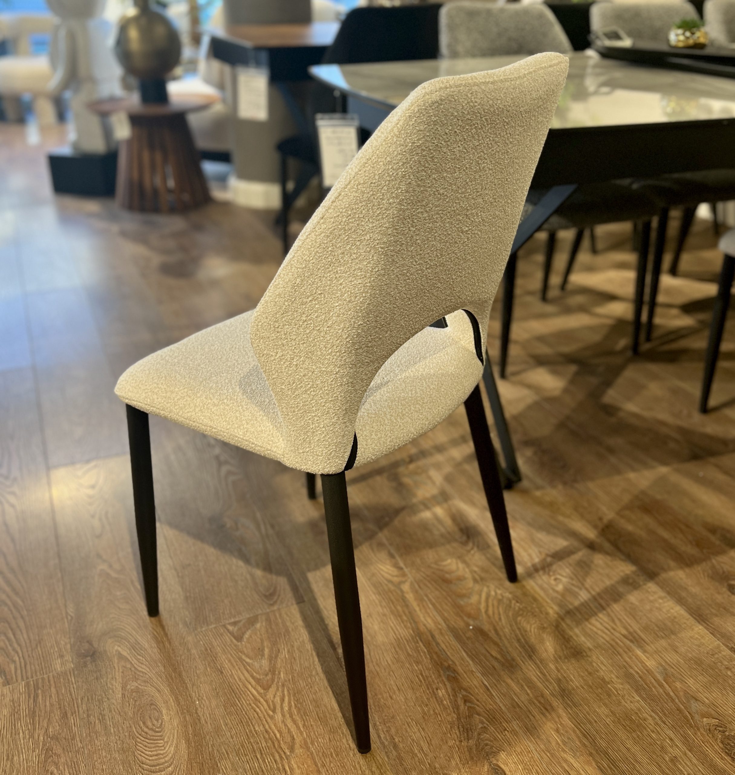 כיסא פינת אוכל מודרני מרופד בבד בוקלה שמנת דגם אנטוניו קימי כיסא פינת אוכל מודרני מרופד בבד בוקלה שמנת דגם אנטוניו קימי