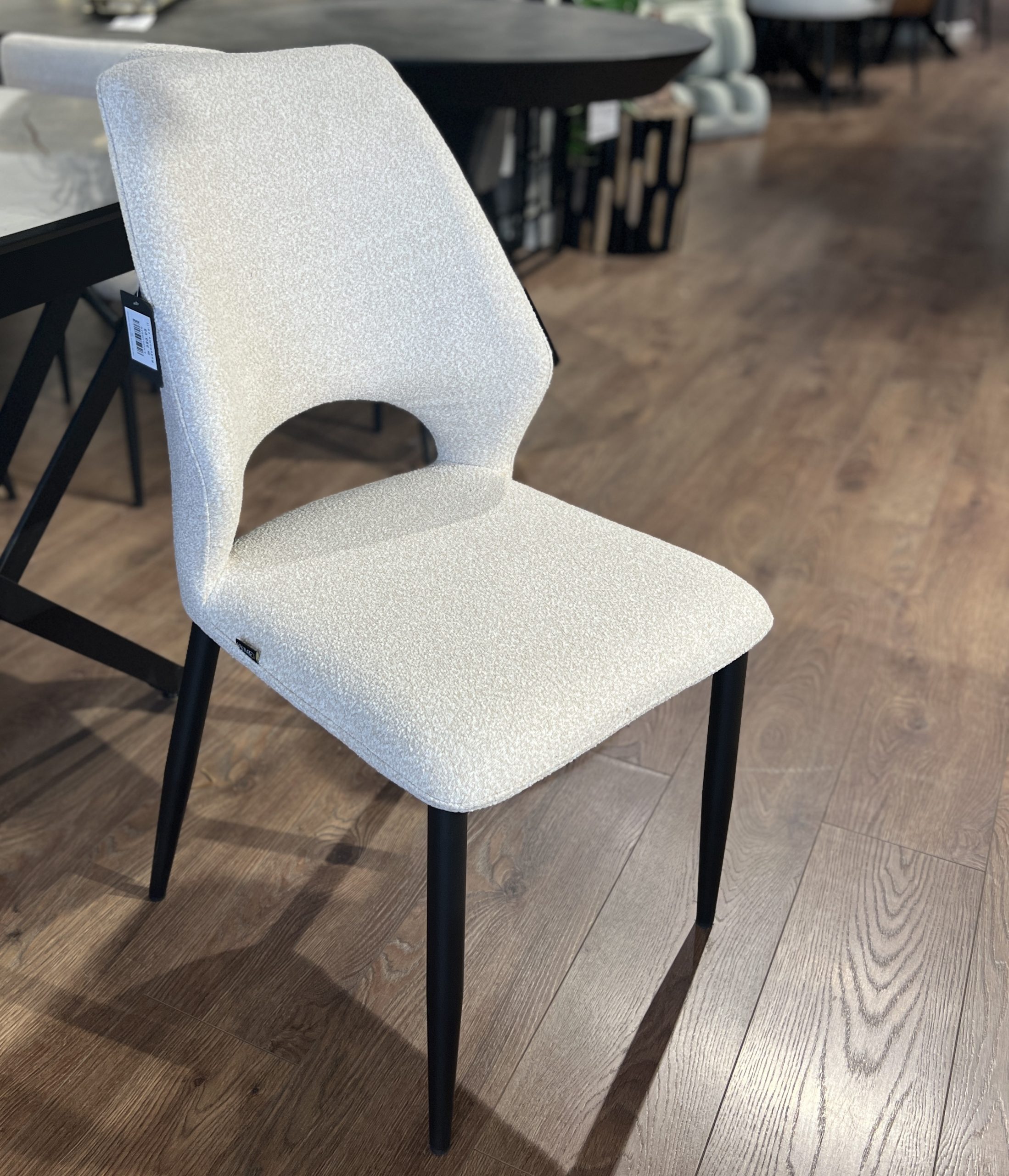 כיסא פינת אוכל מודרני מרופד בבד בוקלה שמנת דגם אנטוניו קימי כיסא פינת אוכל מודרני מרופד בבד בוקלה שמנת דגם אנטוניו קימי