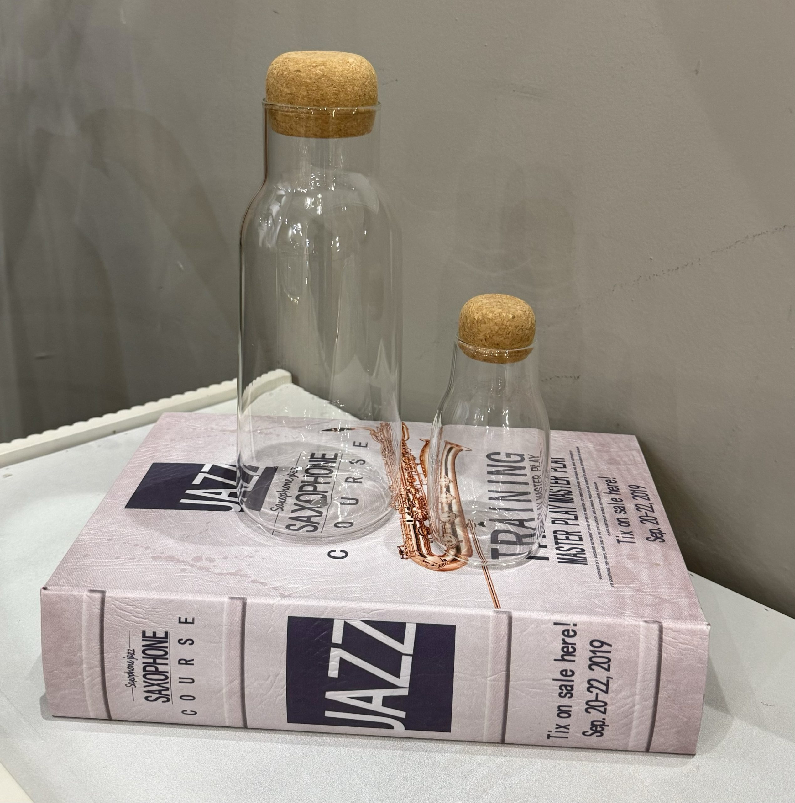 בקבוק זכוכית שקופה פקק שעם דגם אליס בקבוק זכוכית שקופה פקק שעם דגם אליס